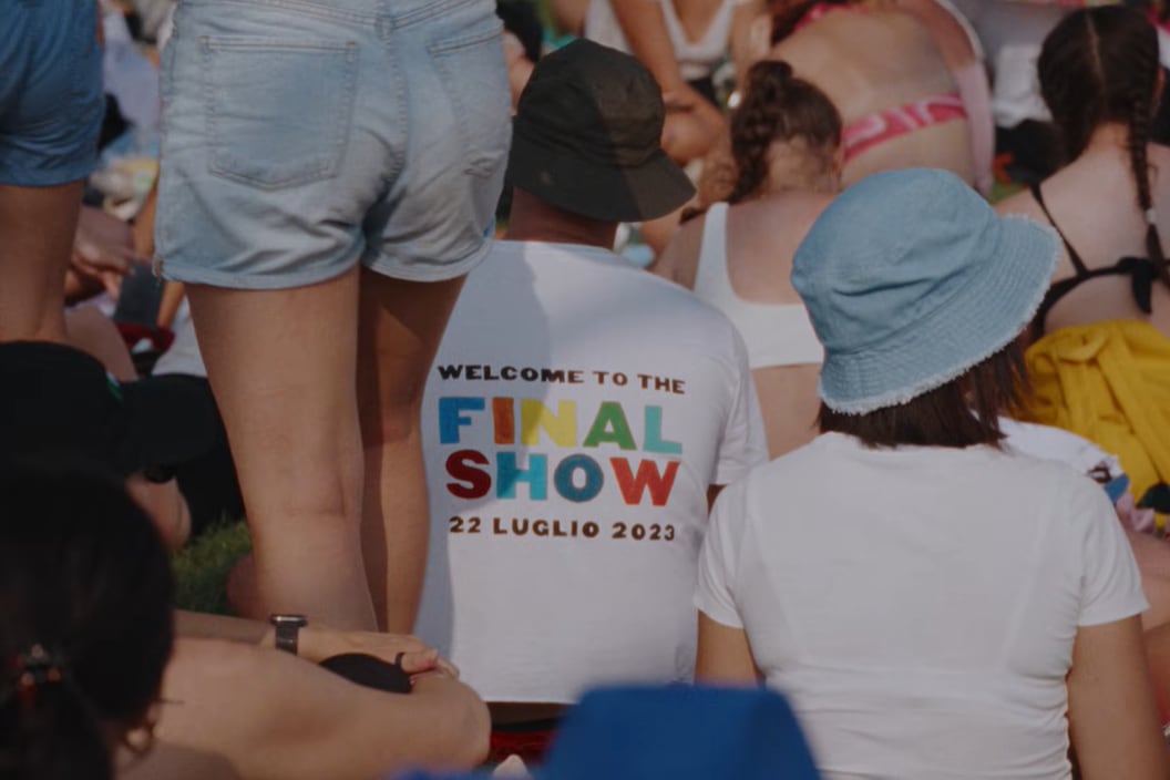 El cantante británico Harry Styles publicó un emotivo video de su último concierto en Italia.