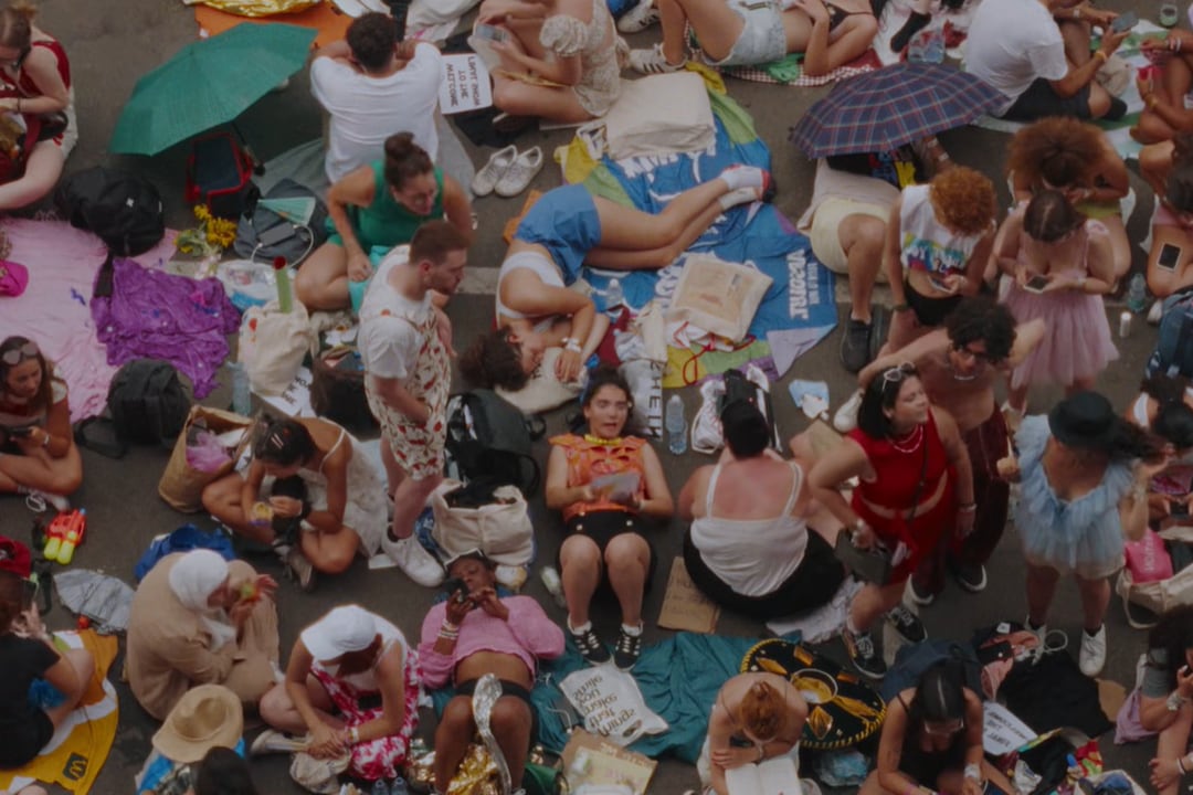 El cantante británico Harry Styles publicó un emotivo video de su último concierto en Italia.