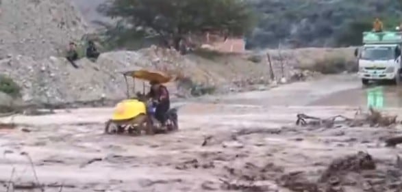 Un heladero desafía un huaico y se vuelve viral, mostrando su valentía mientras muchos lo apoyan en redes.