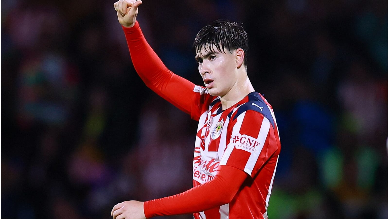 El delantero de Chivas optó por continuar en México en vez de ir a Europa.