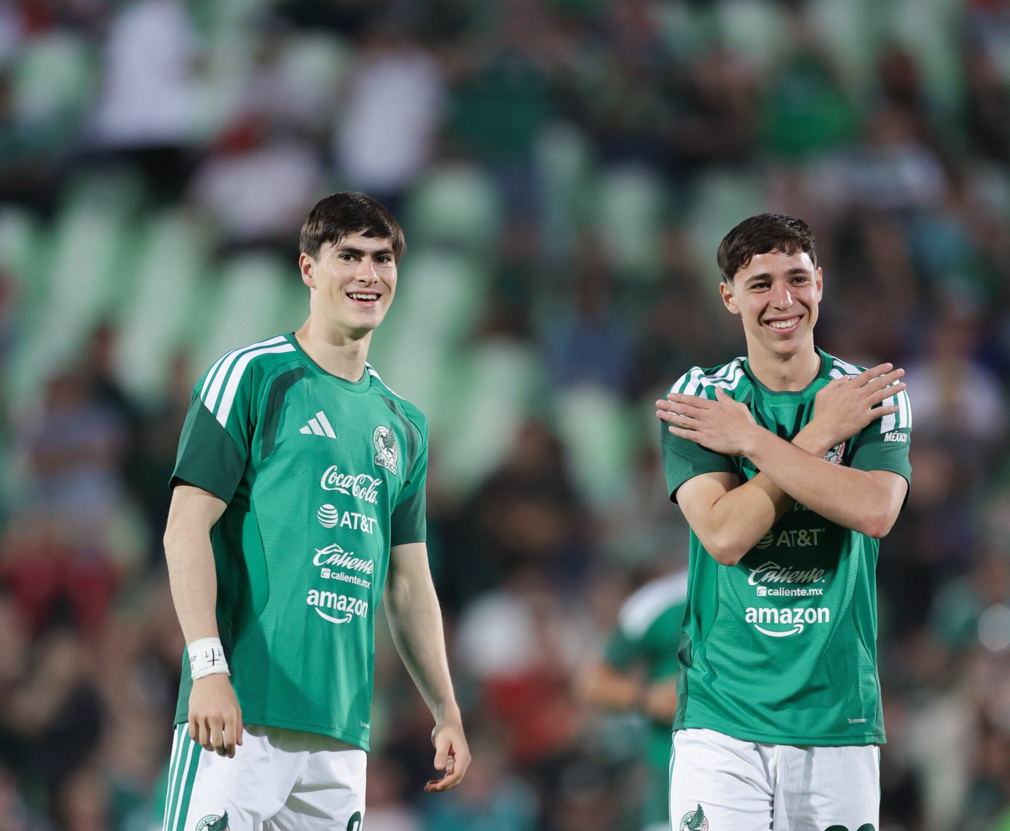 El delantero de Chivas optó por continuar en México en vez de ir a Europa.