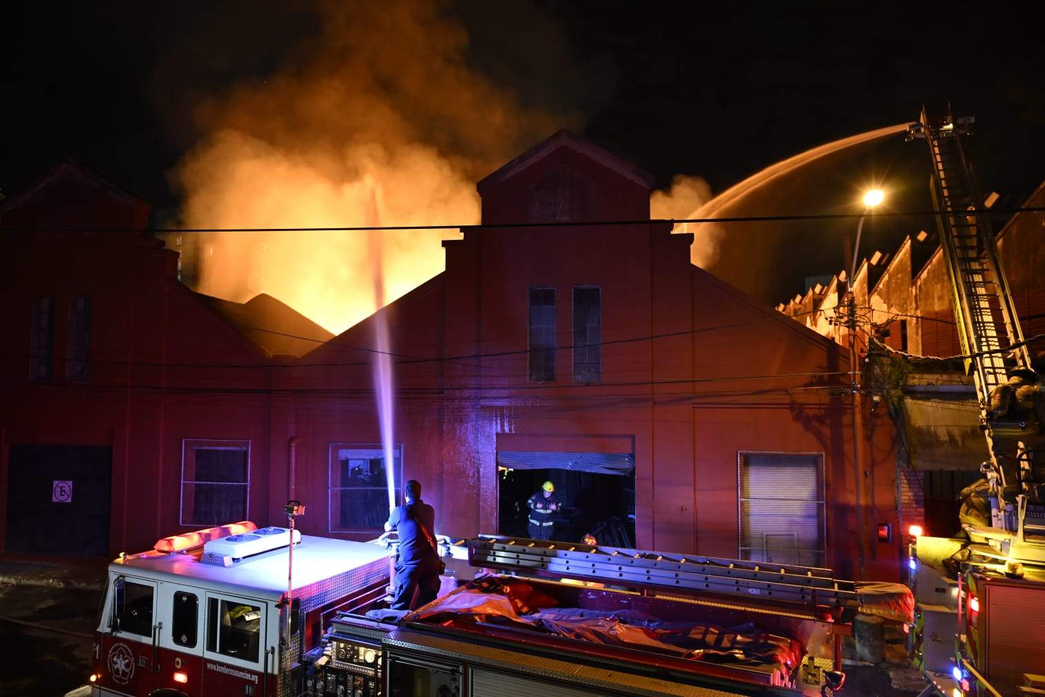 Un incendio afecta un depósito de Capasa y genera preocupación por su cercanía a otras estructuras.