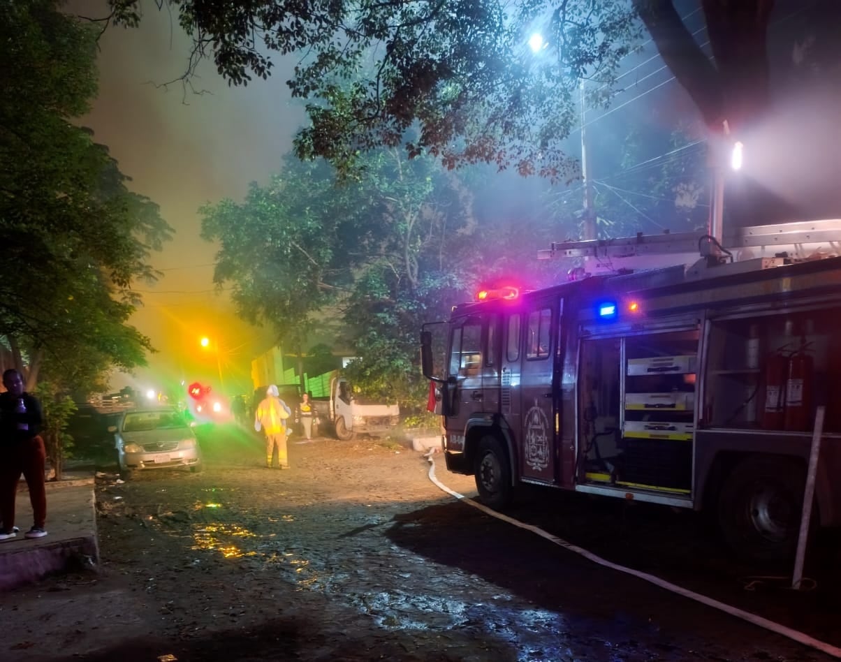 Un incendio de gran magnitud se registr&oacute; en Puerto Pabla, Lambar&eacute;, sin heridos pero con dudas sobre permisos de operaci&oacute;n.