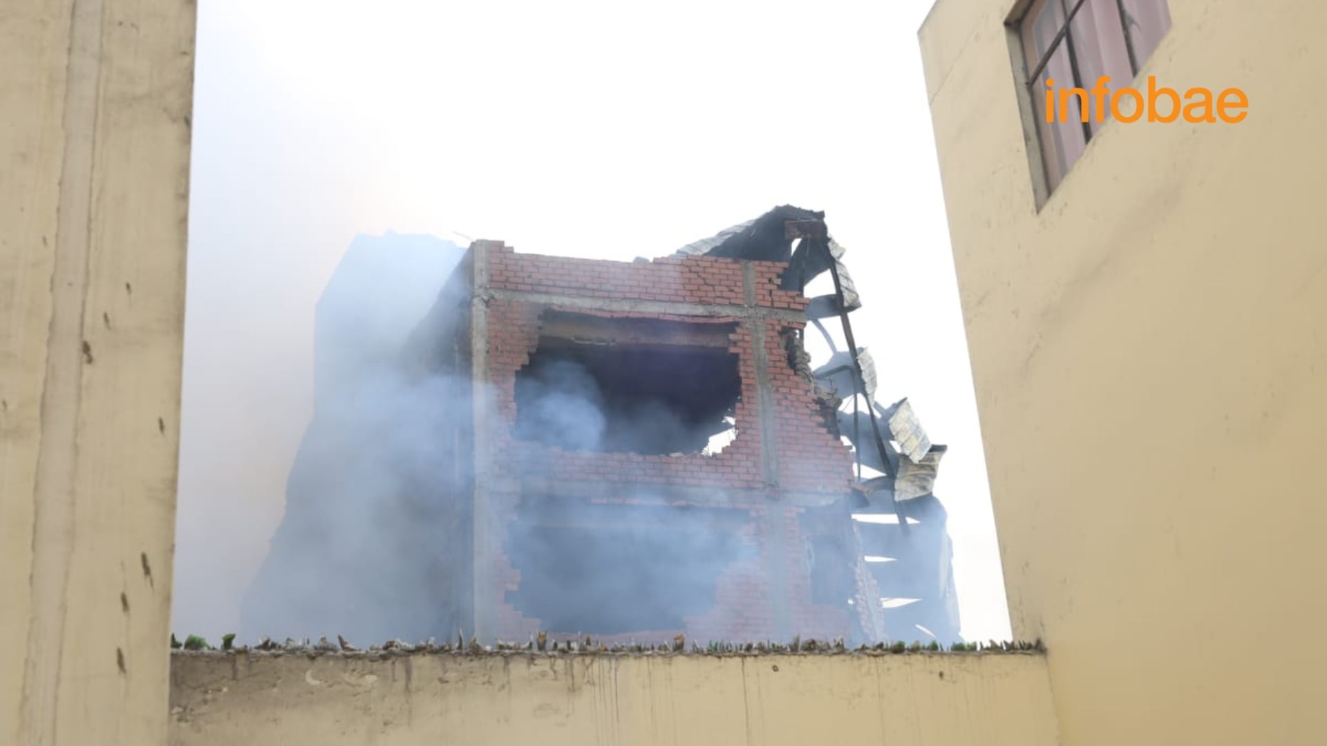 Un incendio incontrolable en el centro de Lima ha colapsado edificios y afectado a muchas familias.