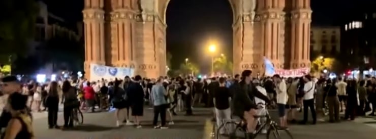 La muerte del Indio Solari generó una masiva movilización en Buenos Aires, con emotivos homenajes y reacciones de sus seguidores.