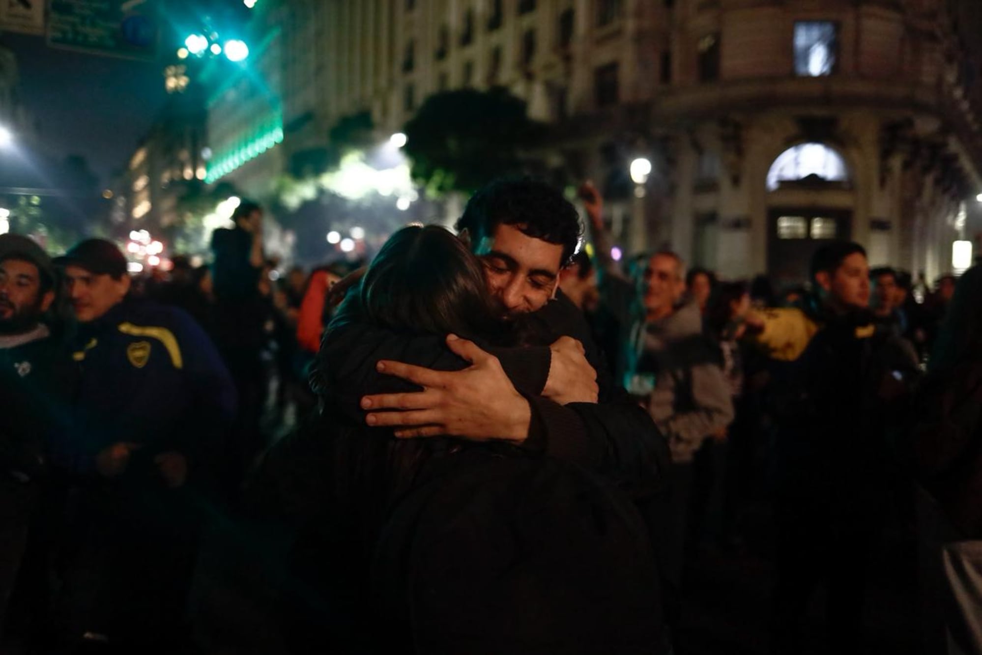 La muerte del Indio Solari generó una masiva movilización en Buenos Aires, con emotivos homenajes y reacciones de sus seguidores.