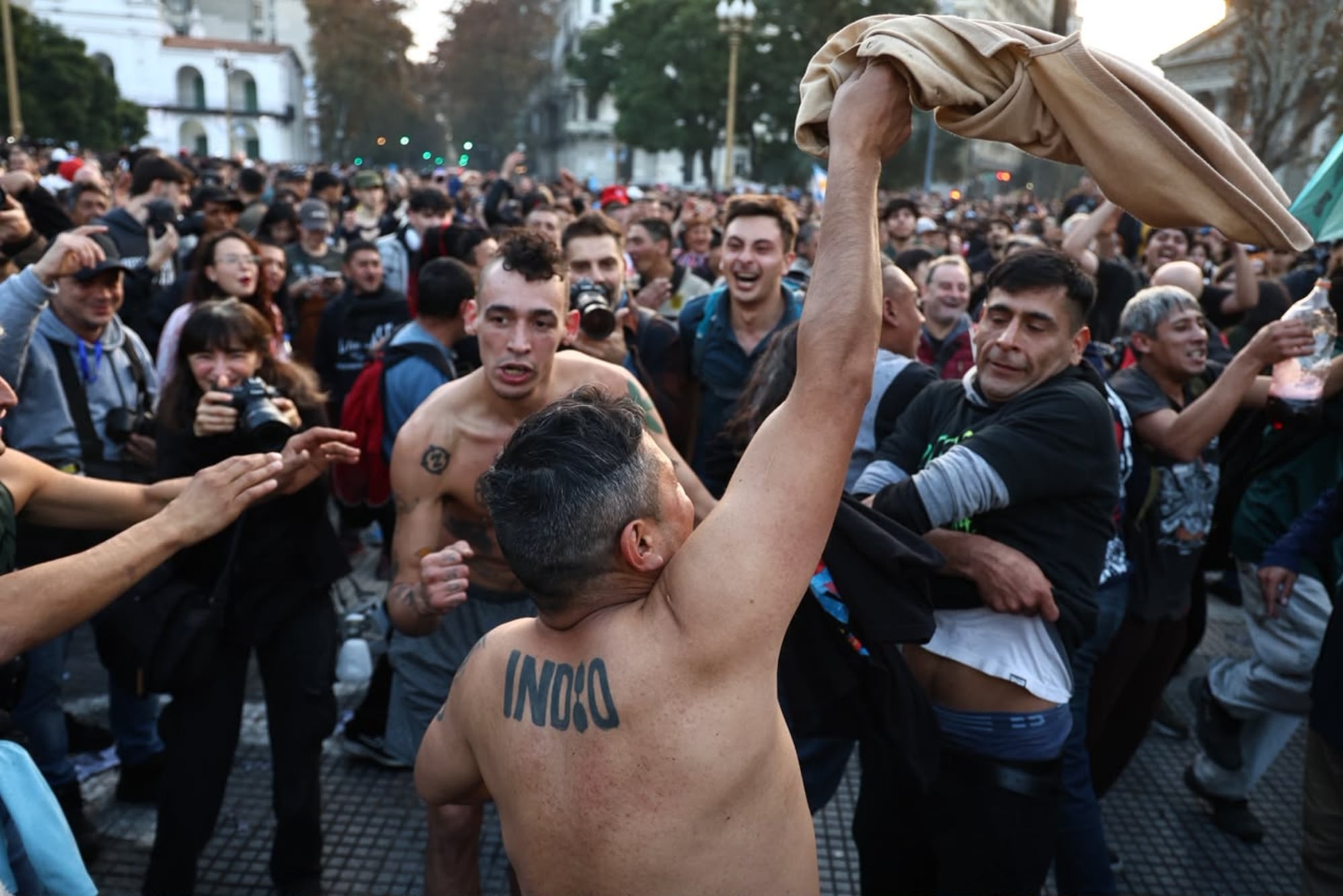 La muerte del Indio Solari generó una masiva movilización en Buenos Aires, con emotivos homenajes y reacciones de sus seguidores.