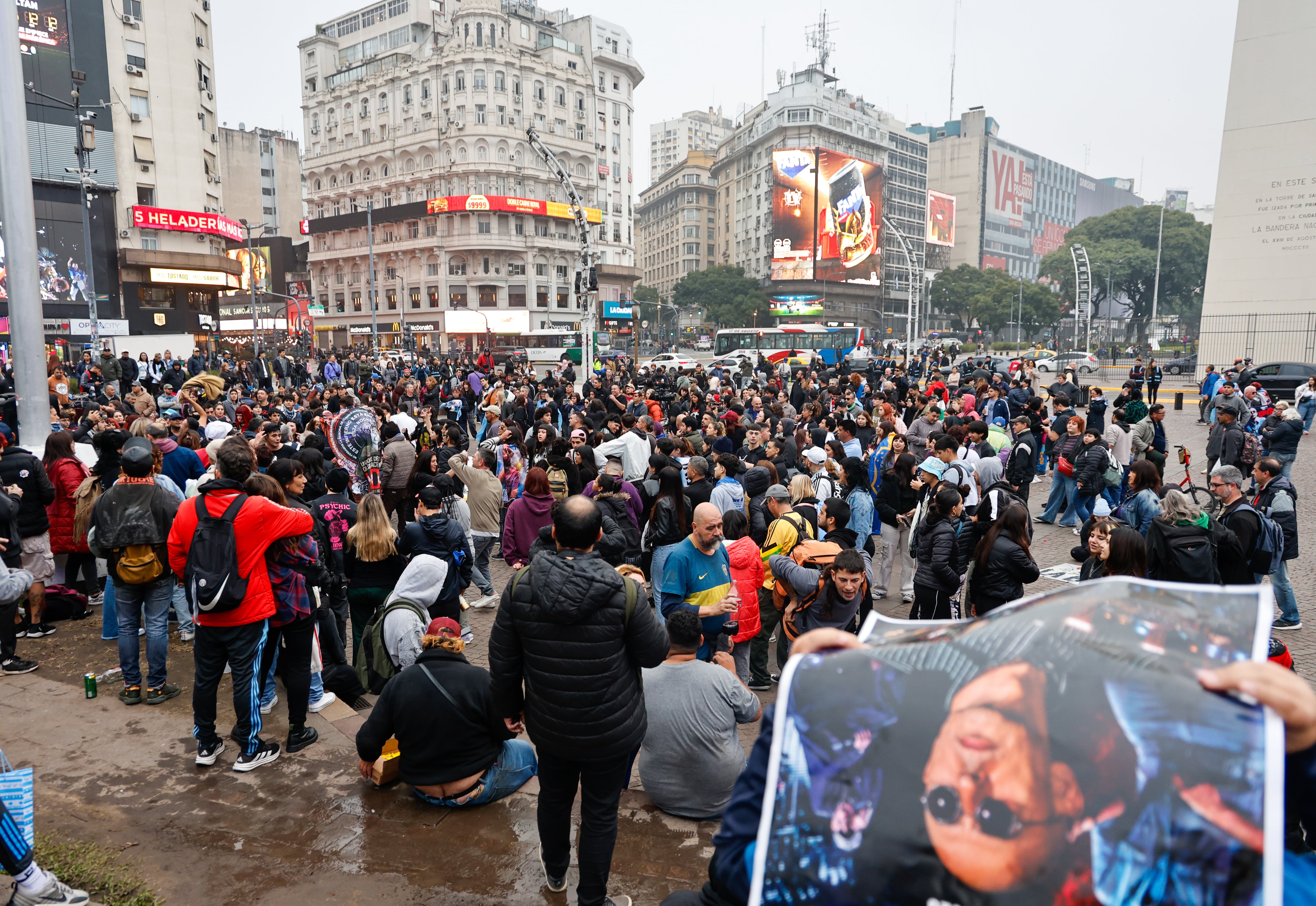 La muerte del Indio Solari generó una masiva movilización en Buenos Aires, con emotivos homenajes y reacciones de sus seguidores.