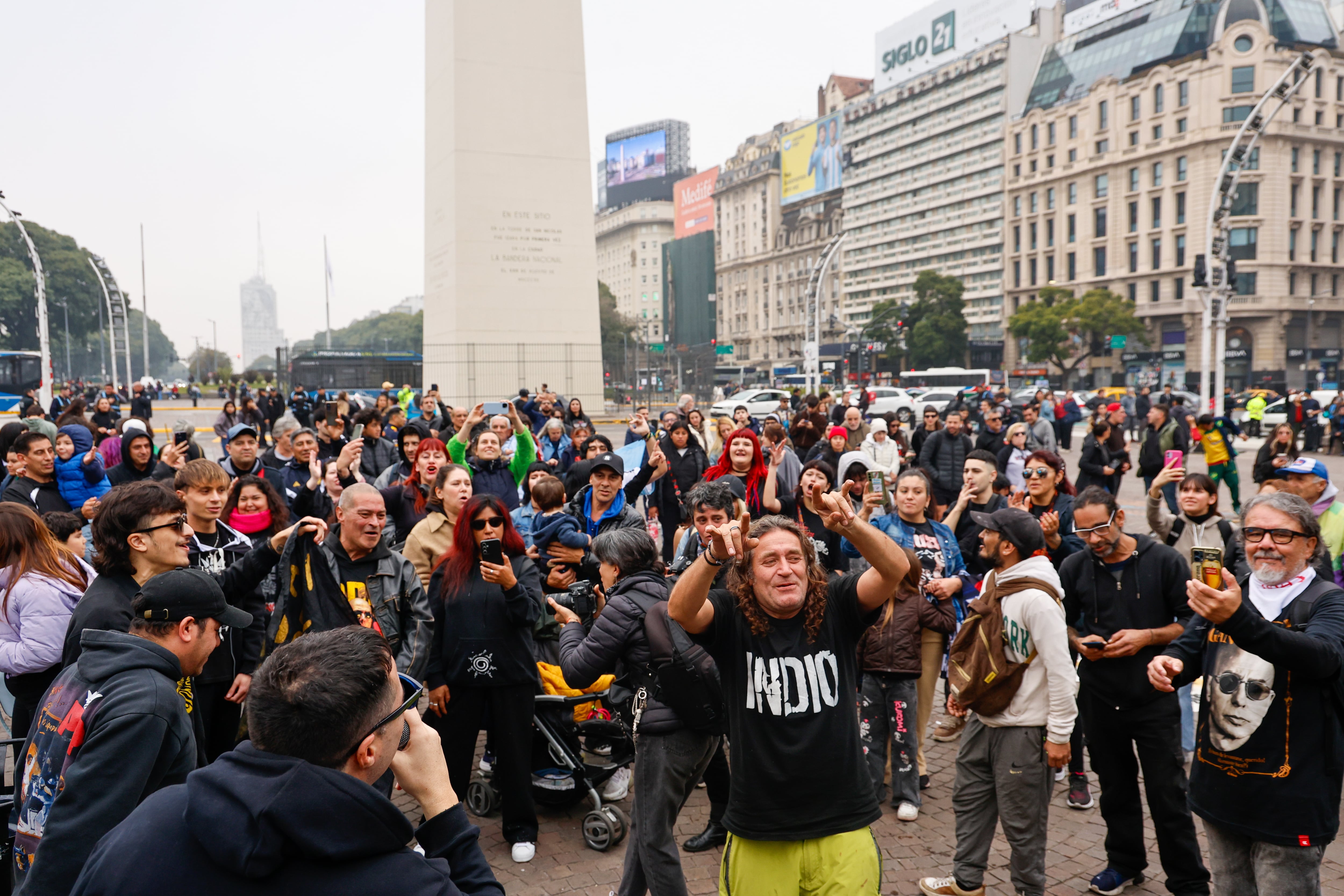 La muerte del Indio Solari generó una masiva movilización en Buenos Aires, con emotivos homenajes y reacciones de sus seguidores.