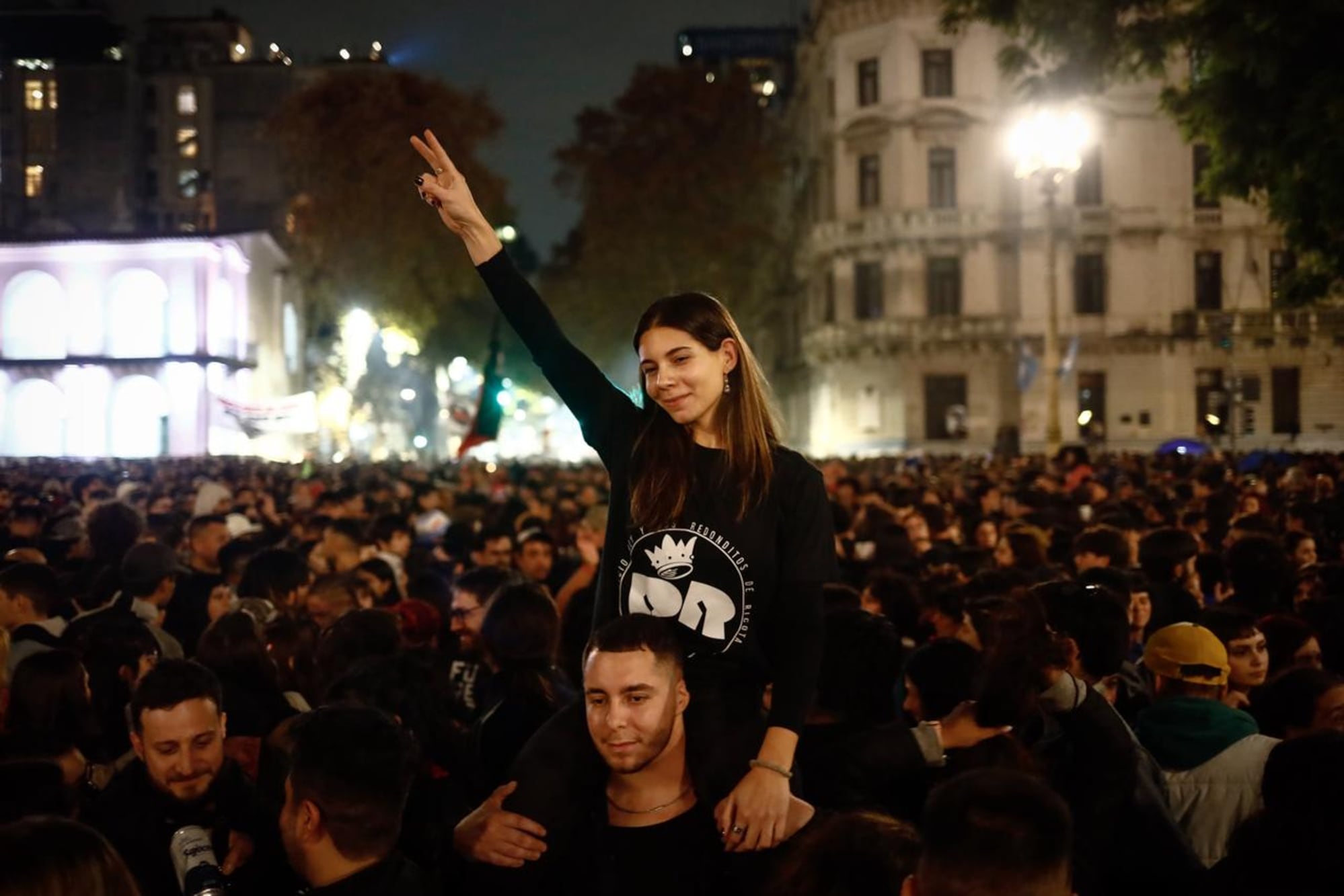 La muerte del Indio Solari generó una masiva movilización en Buenos Aires, con emotivos homenajes y reacciones de sus seguidores.