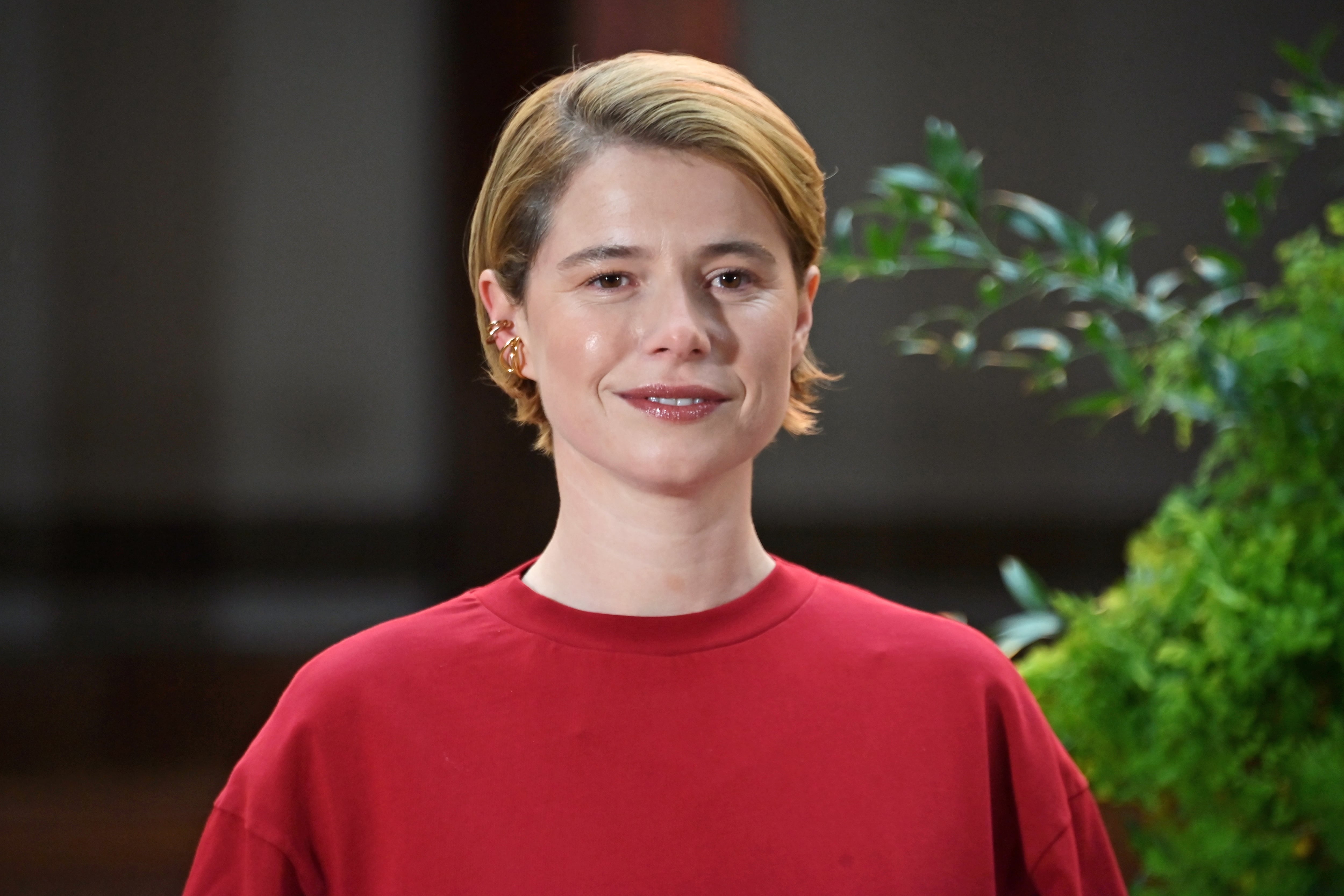 La actriz Jessie Buckley comparte su historia de amor y maternidad con Freddie Sorensen.