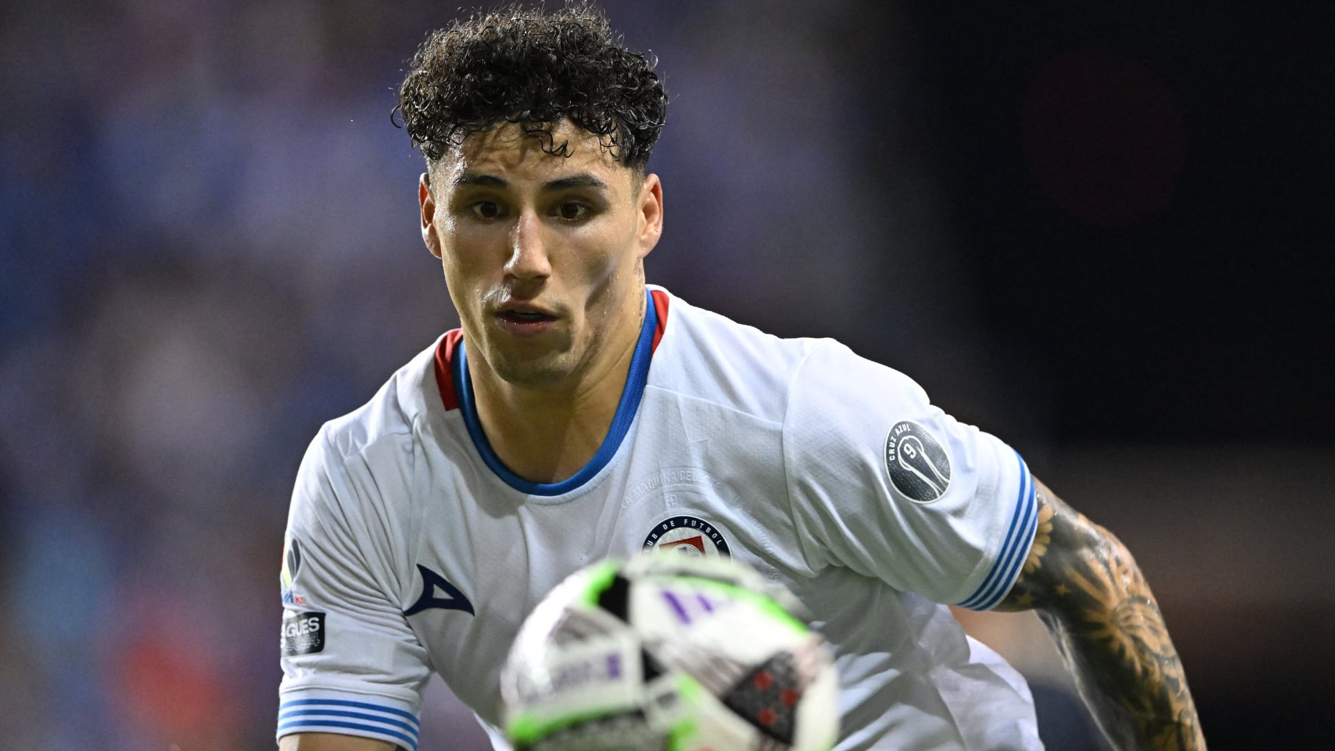 Cruz Azul y PAOK ultiman detalles para el traspaso de Jorge Sánchez, que podría firmar hasta junio de 2029.