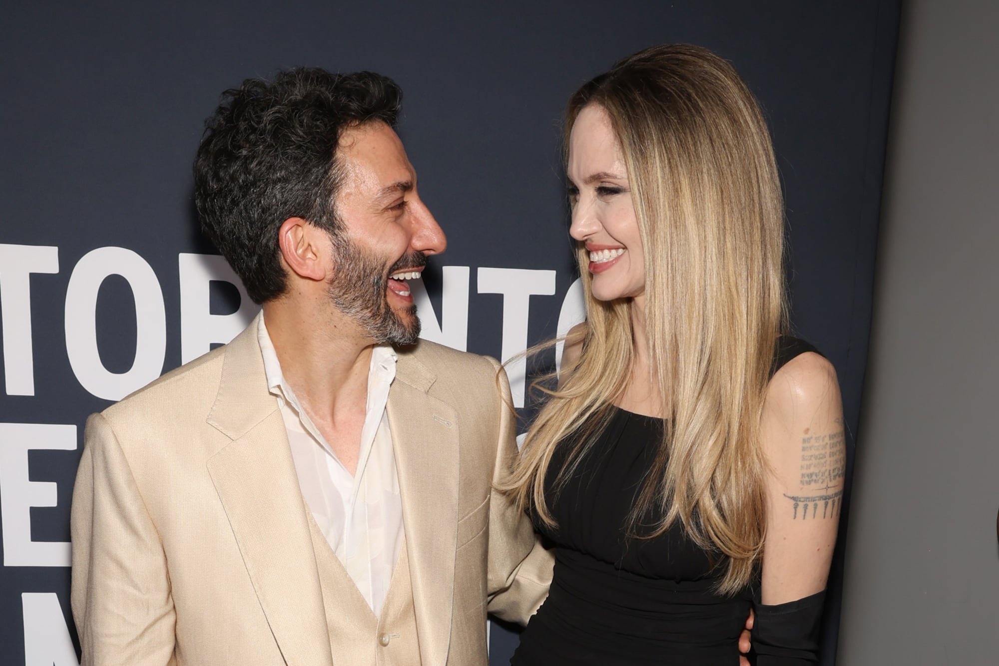 El actor argentino expres&oacute; su orgullo por trabajar con Angelina Jolie y Salma Hayek.