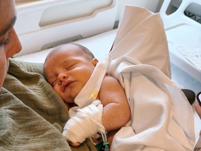 La actriz comparte detalles sobre la recuperación de Timoteo, su hijo menor, tras una operación de hernia inguinal.