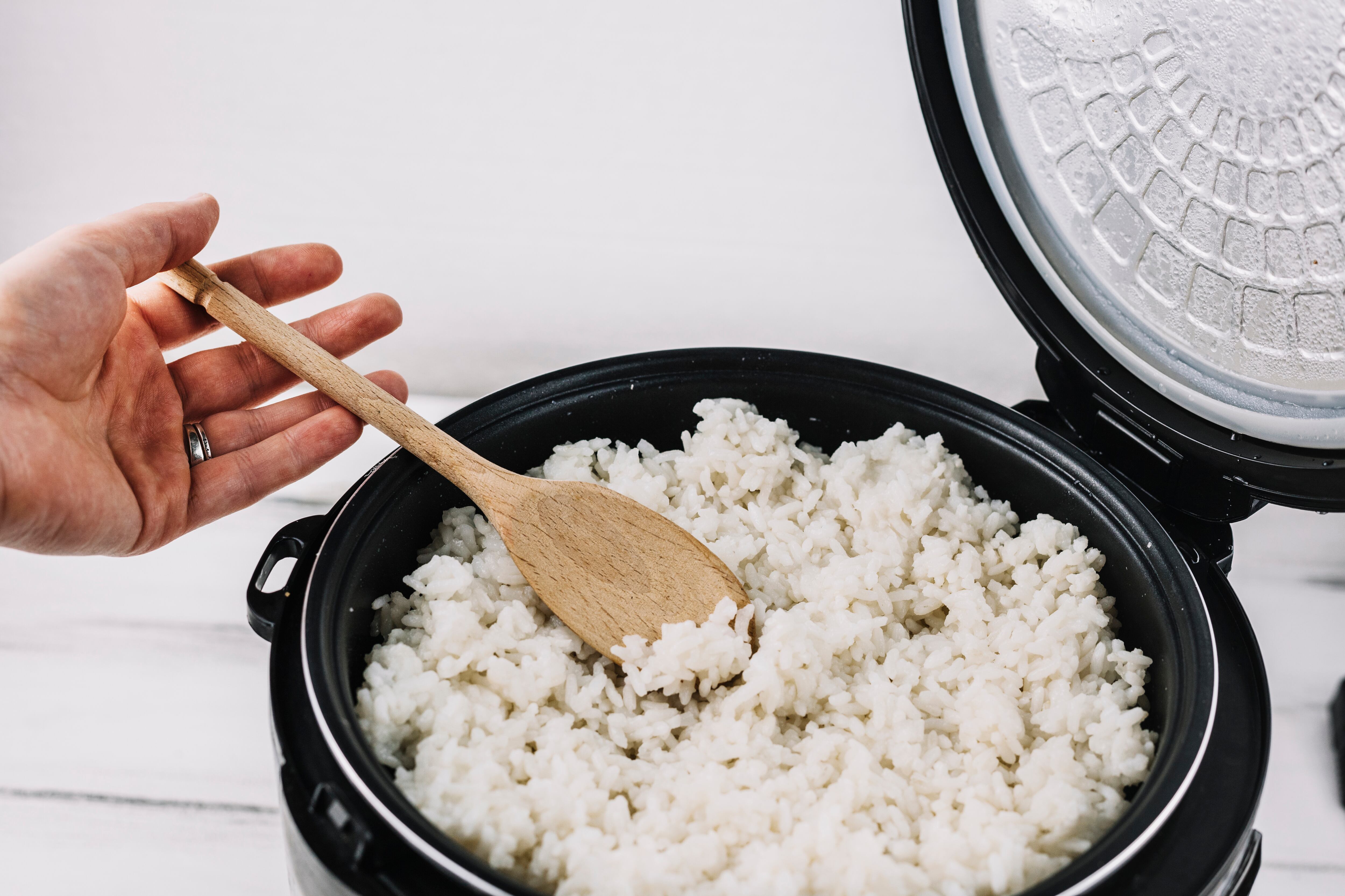 El chef espa&ntilde;ol comparte su m&eacute;todo para cocinar arroz blanco con sabor.