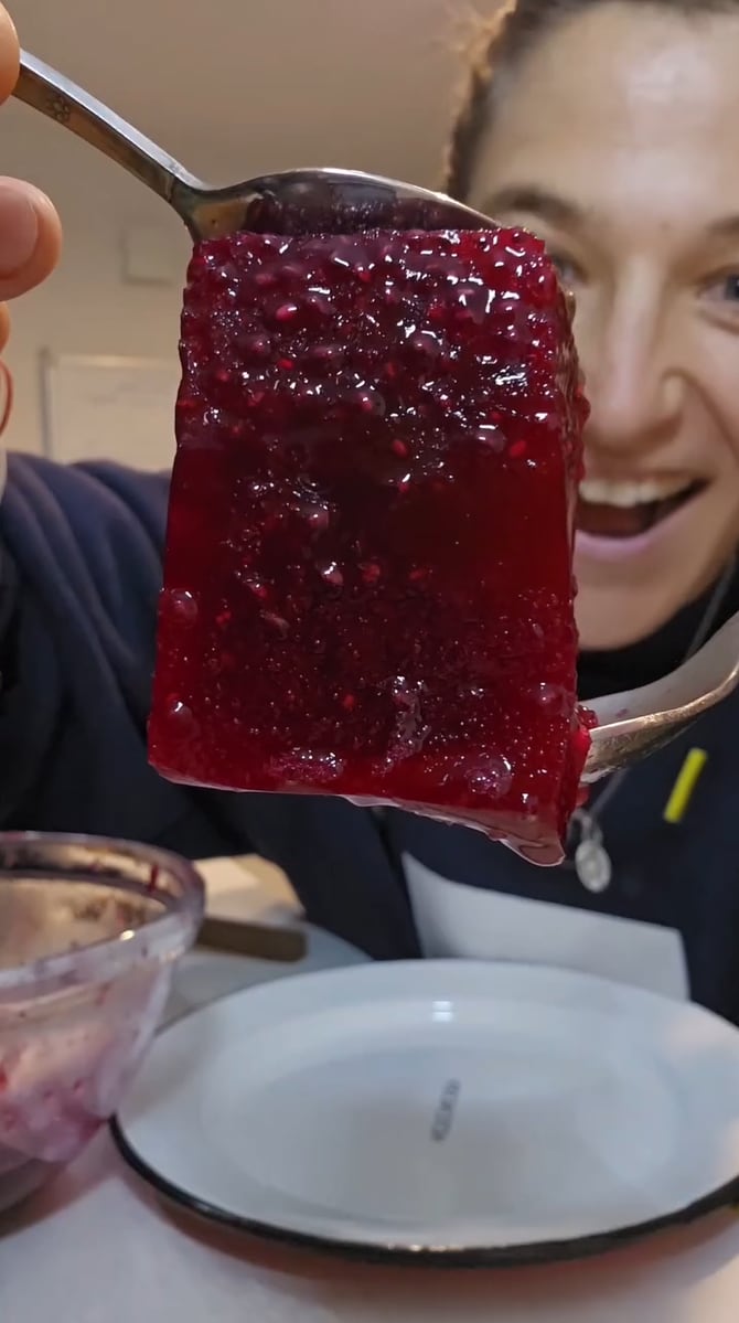Paula Pareto comparte su receta de gelatina de chía y remolacha, ideal para mantener el colágeno.