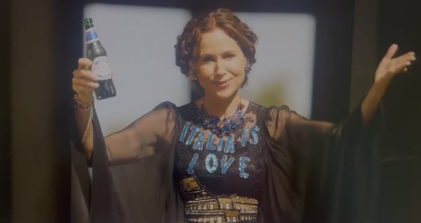 La serie incluye un guiño a Eva Perón y su estilo en su nueva temporada.