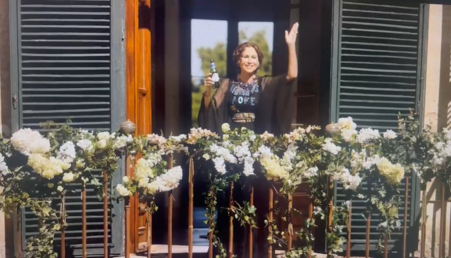 La serie incluye un guiño a Eva Perón y su estilo en su nueva temporada.