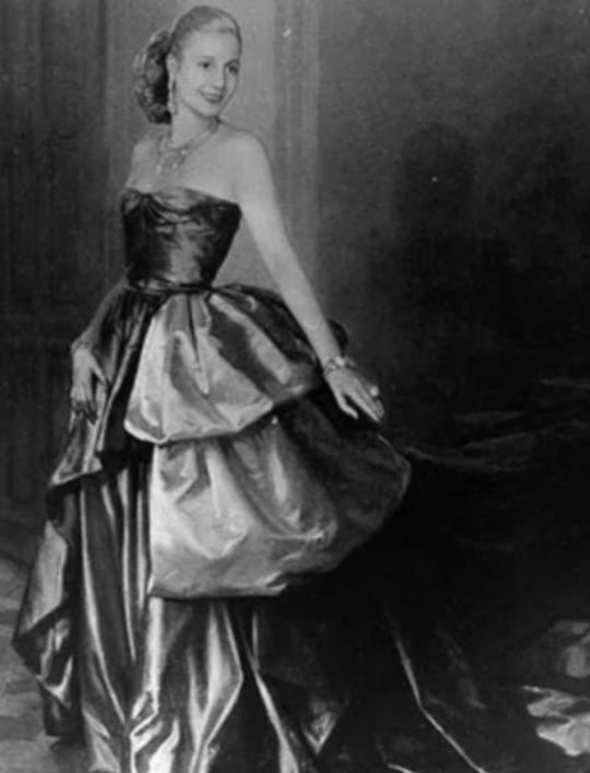 La serie incluye un guiño a Eva Perón y su estilo en su nueva temporada.