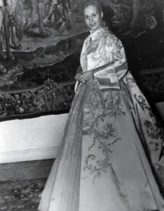 La serie incluye un guiño a Eva Perón y su estilo en su nueva temporada.