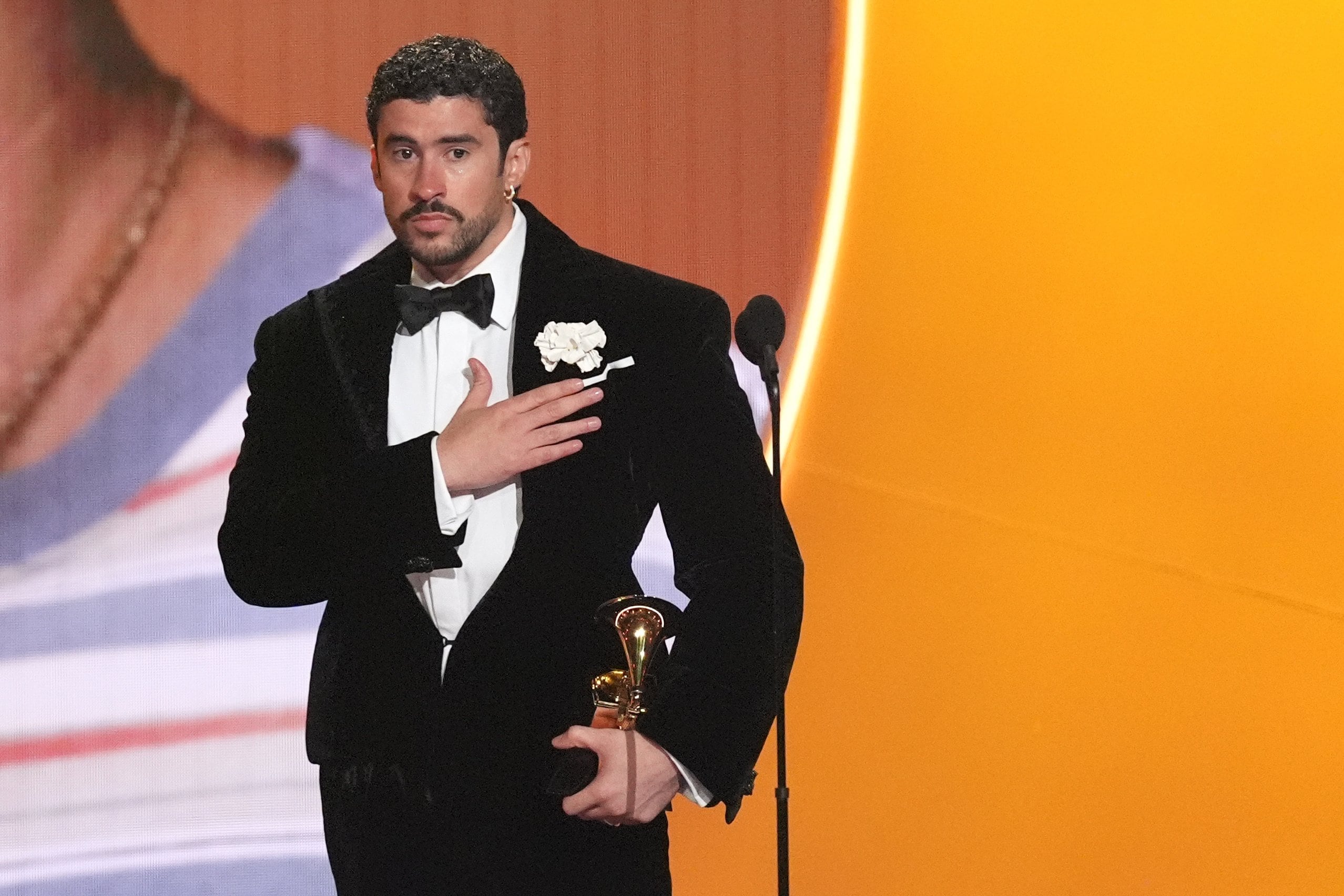 Bad Bunny, estrella del Super Bowl, mantiene rumores sobre su relación con Gabriela Berlingeri tras su separación.