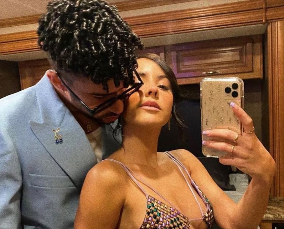Bad Bunny, estrella del Super Bowl, mantiene rumores sobre su relación con Gabriela Berlingeri tras su separación.