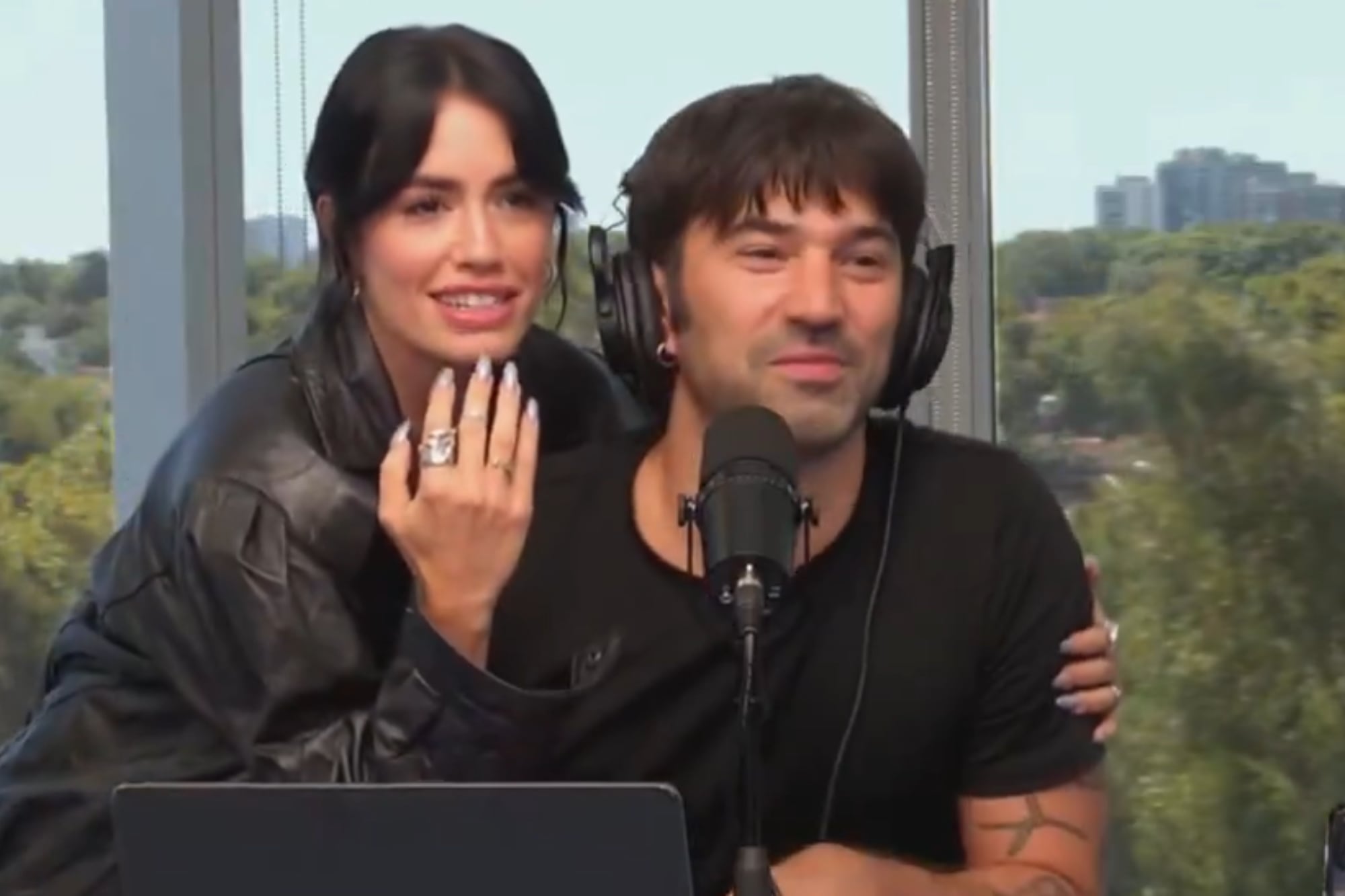 La cantante Lali Espósito sorprendió en Gelatina al mostrar su anillo de compromiso con Pedro Rosemblat.