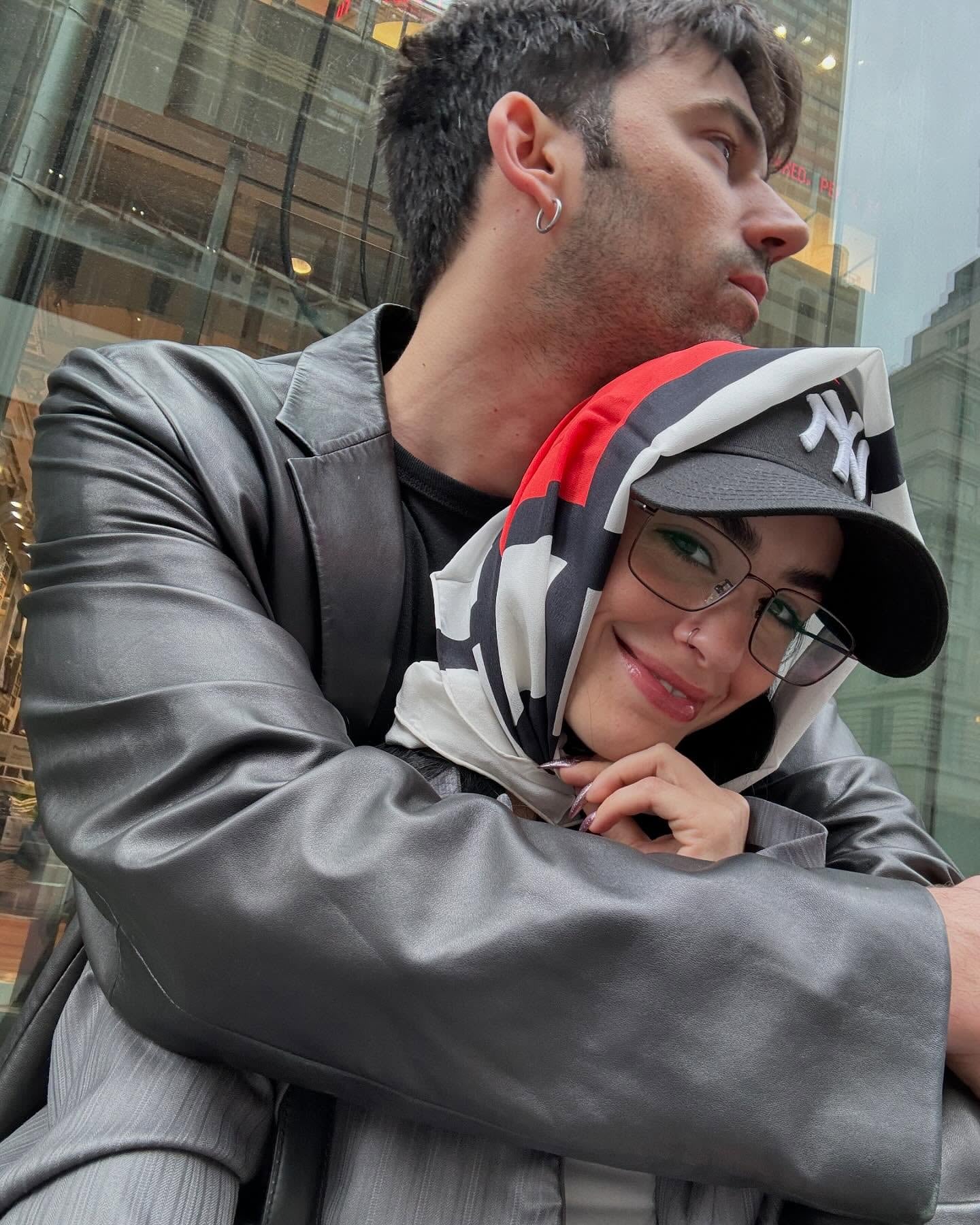 La famosa cantante Lali Espósito anunció su compromiso con el periodista Pedro Rosemblat en Instagram.