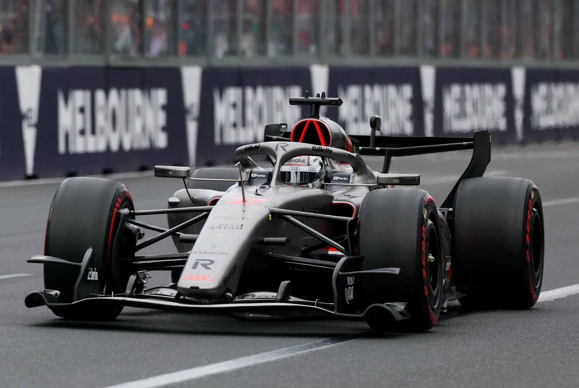 Leclerc se posiciona al frente en Australia, mientras Colapinto enfrenta sanciones.