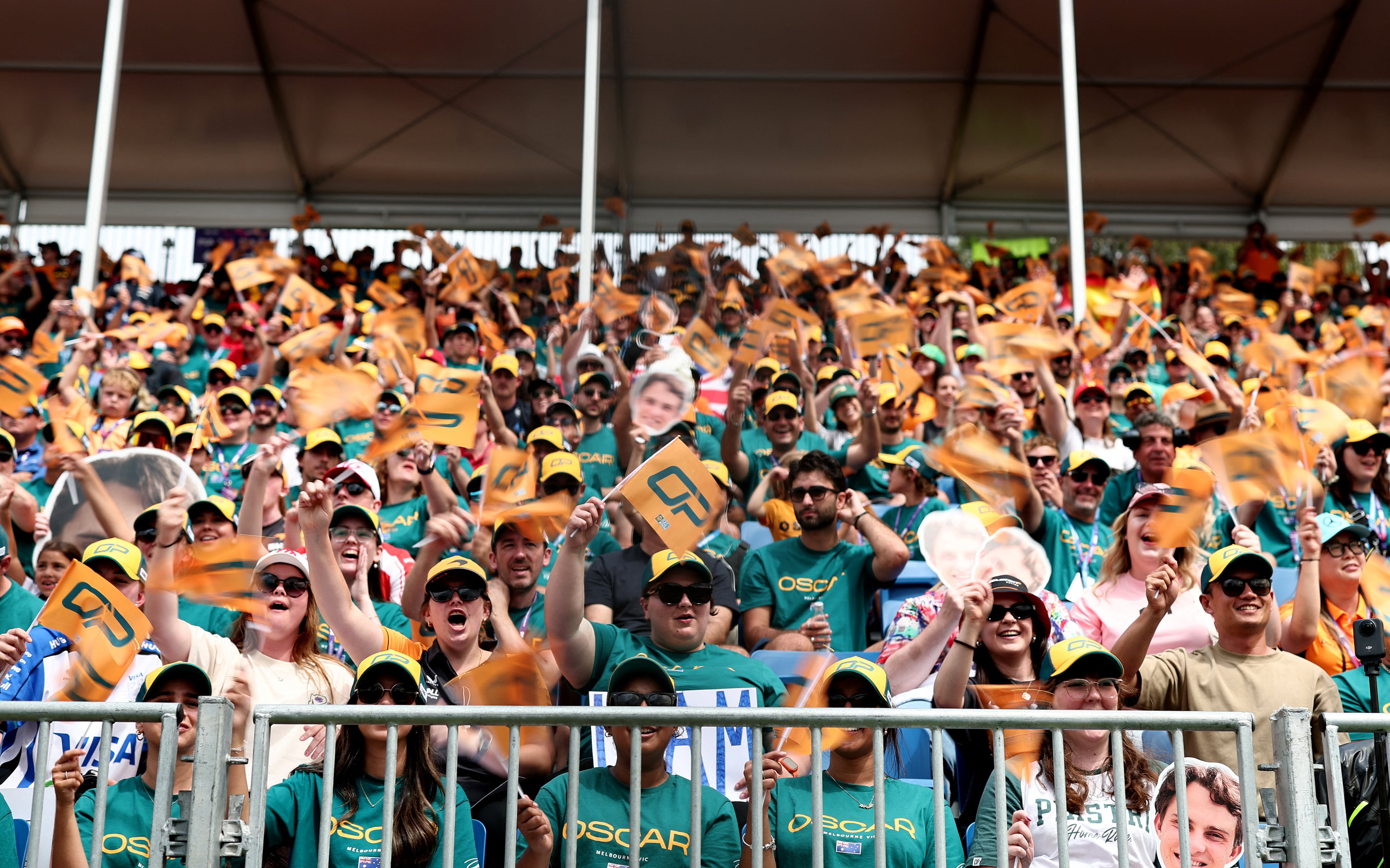 Leclerc se posiciona al frente en Australia, mientras Colapinto enfrenta sanciones.