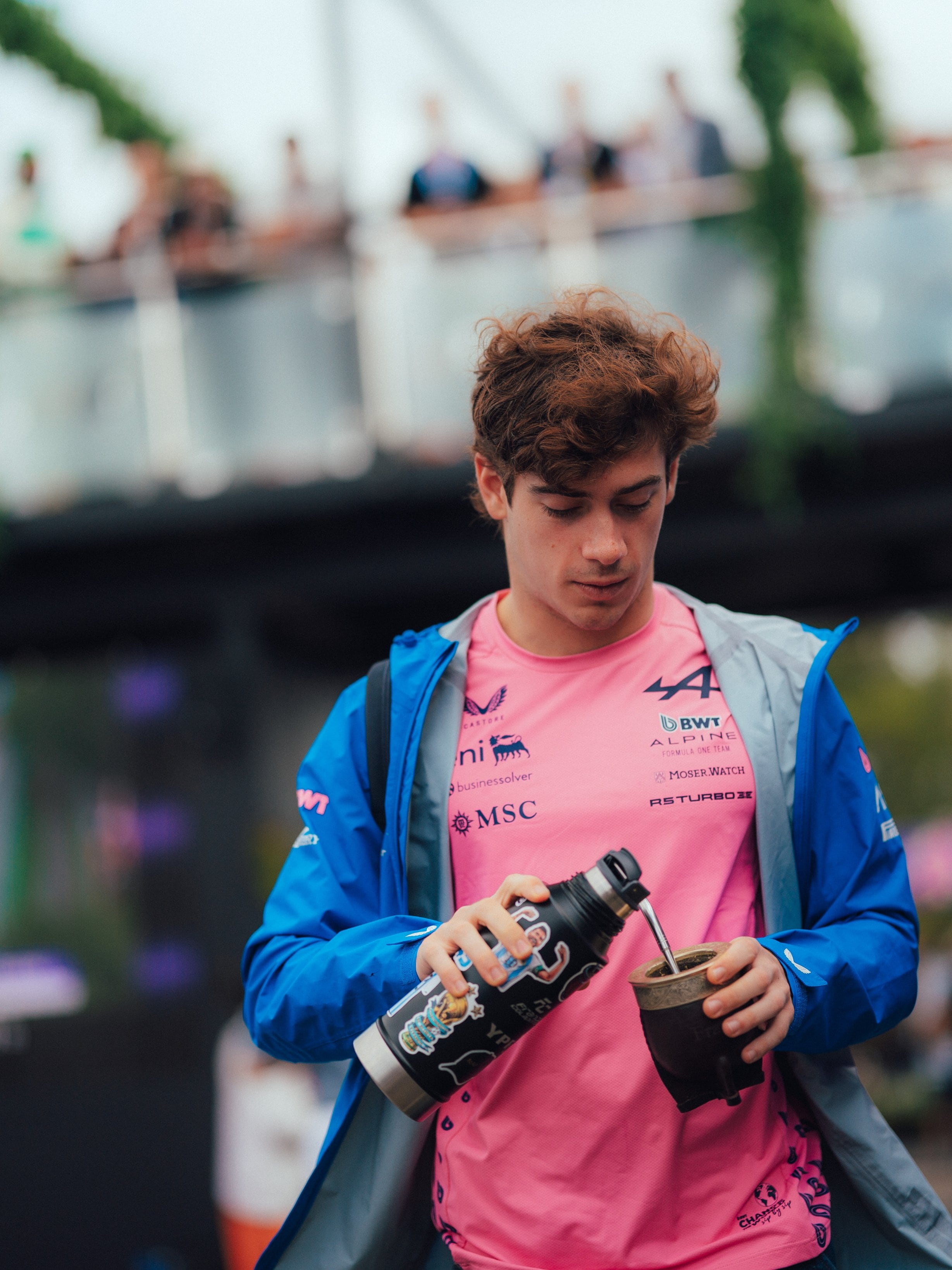 Leclerc se posiciona al frente en Australia, mientras Colapinto enfrenta sanciones.