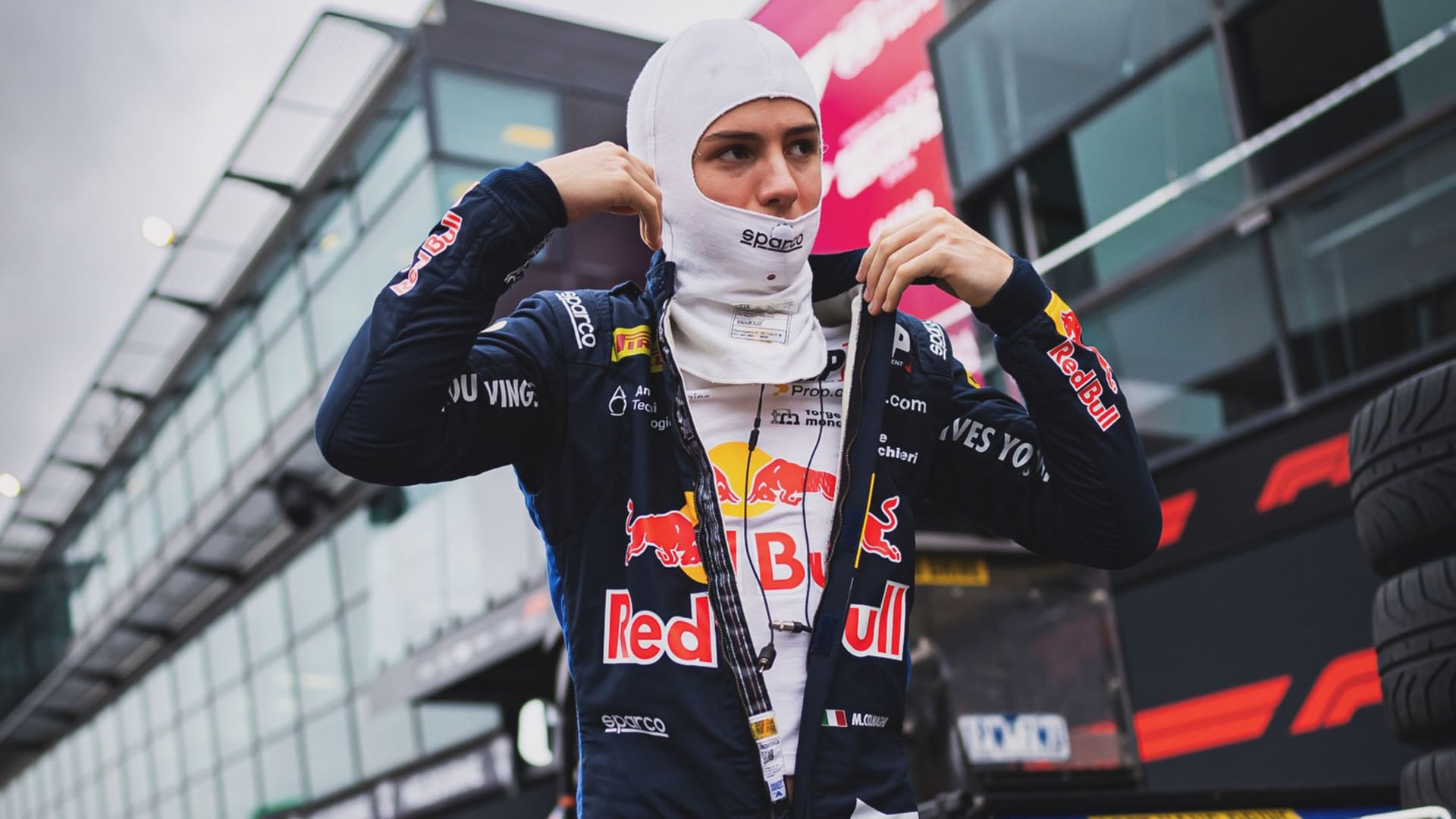 Leclerc se posiciona al frente en Australia, mientras Colapinto enfrenta sanciones.