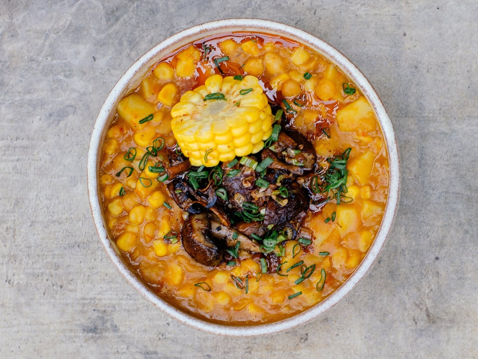 Descubre c&oacute;mo preparar el locro, plato emblem&aacute;tico del D&iacute;a del Trabajador.