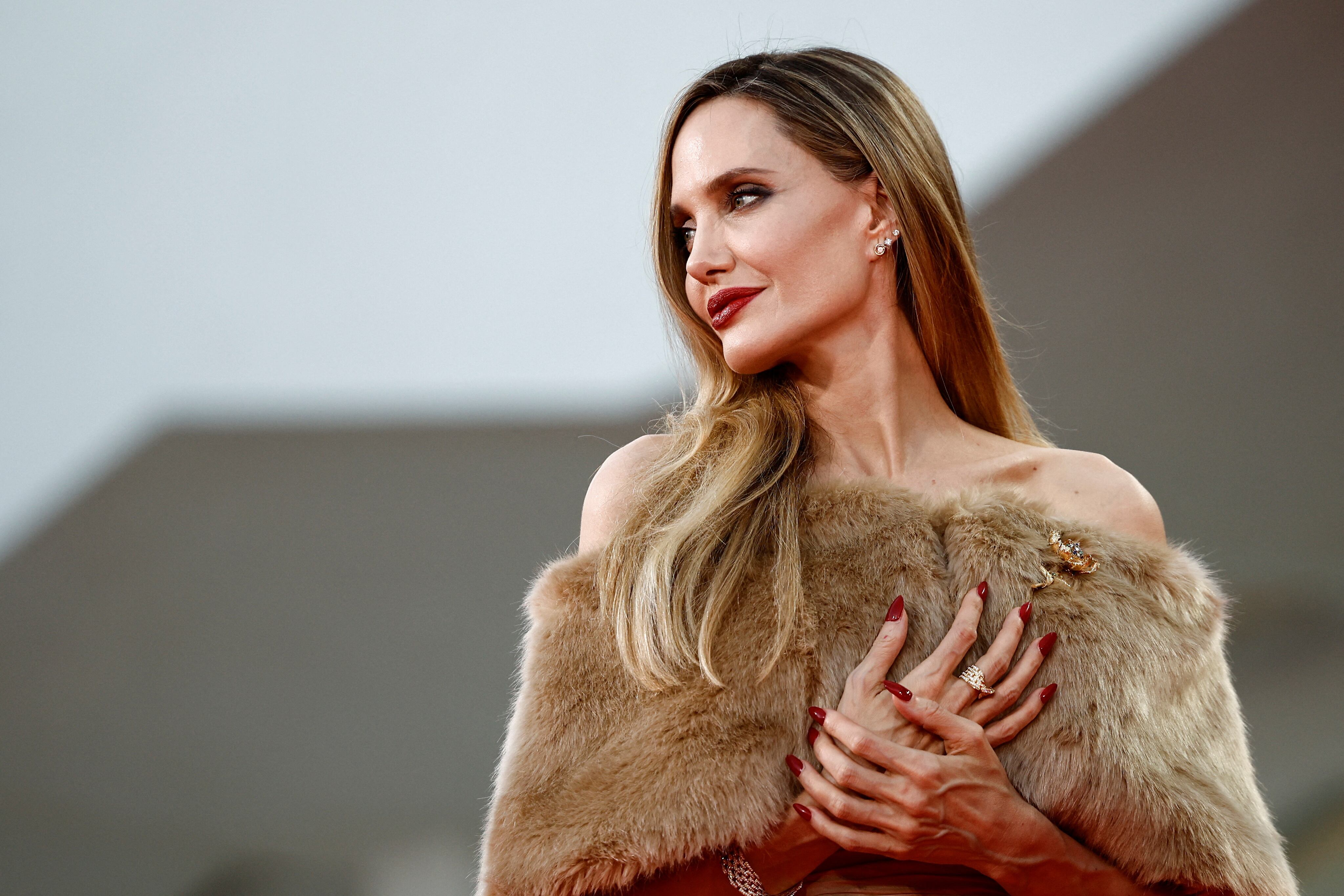 Angelina Jolie revela que sus hijos prefieren el arte sin la fama pública y no quieren actuar.