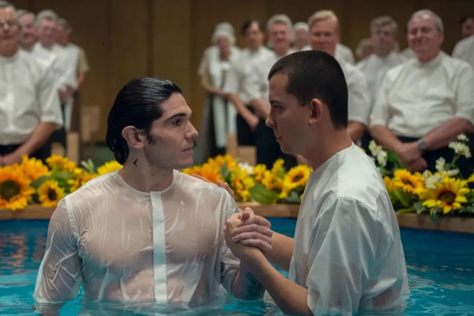 La nueva serie de Netflix explora el control y la opresión en comunidades aisladas.