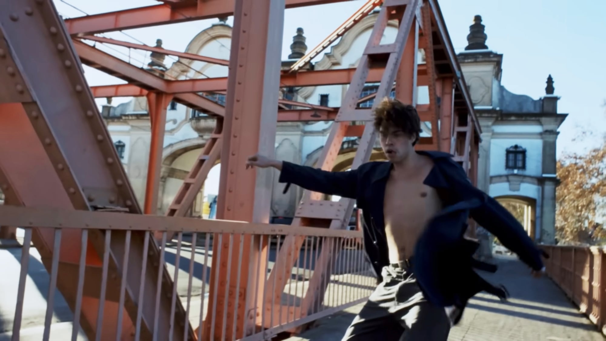 La banda británica utiliza el Puente Alsina como escenario en su nuevo lanzamiento musical.