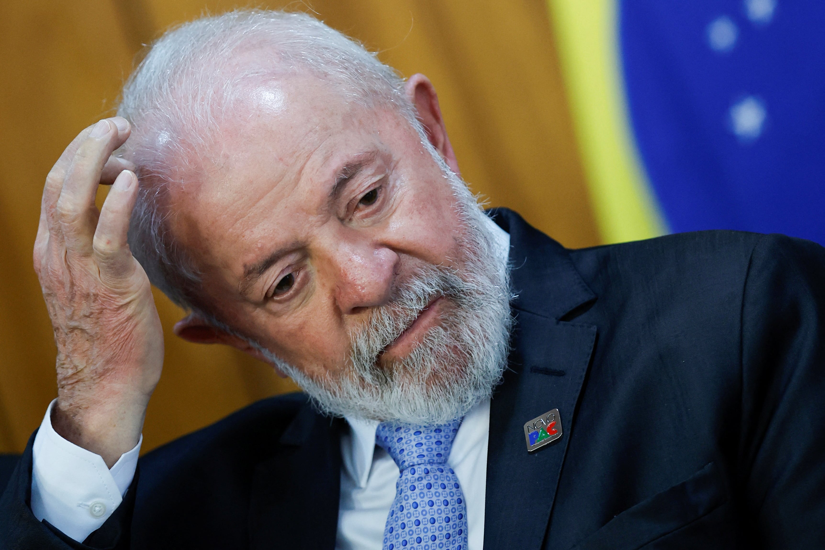 La popularidad de Lula Da Silva se desploma al 24%, un mínimo histórico, generando preocupación en su gobierno.