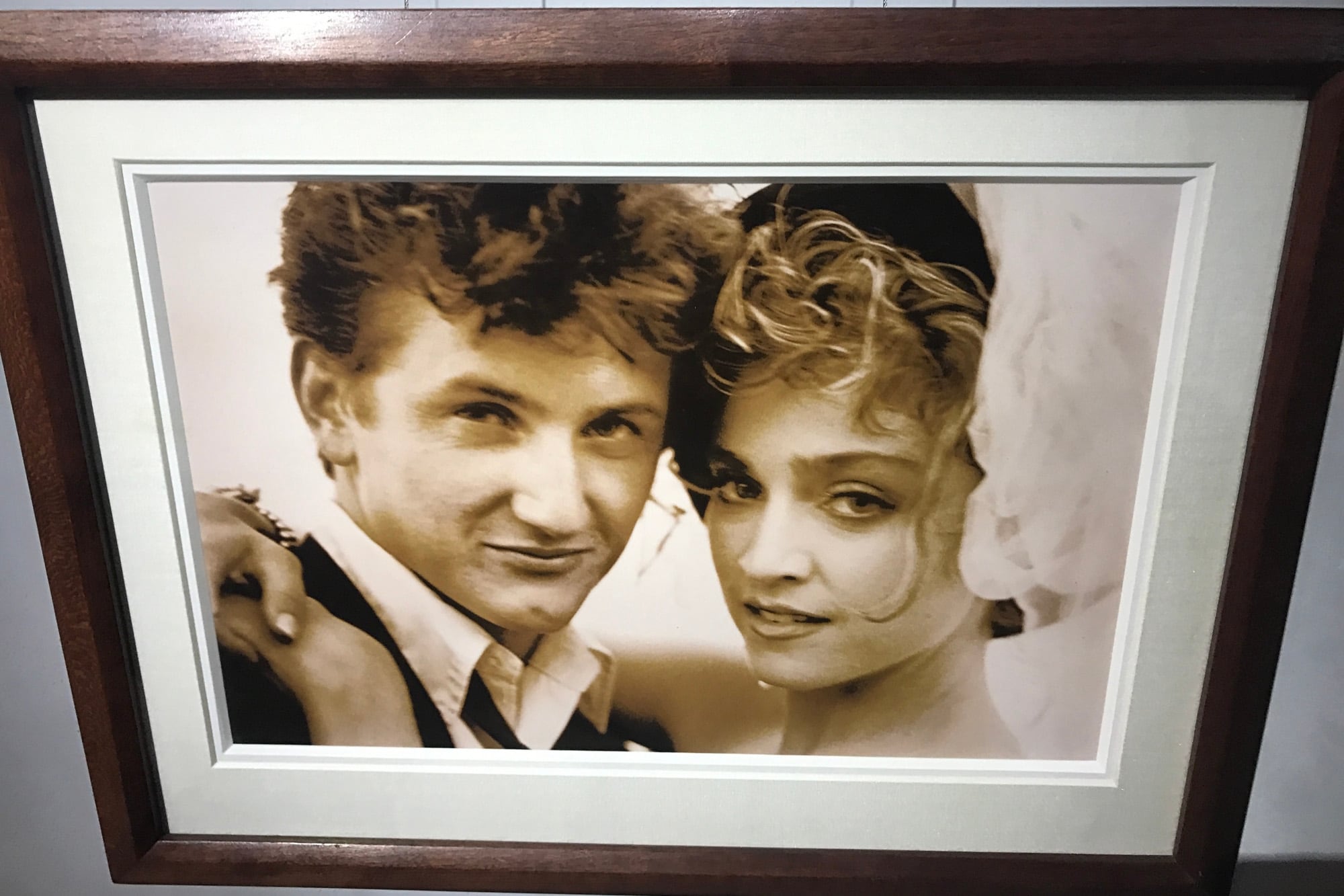La Reina del Pop aborda su pasado con Sean Penn en "Confessions II", generando polémica.