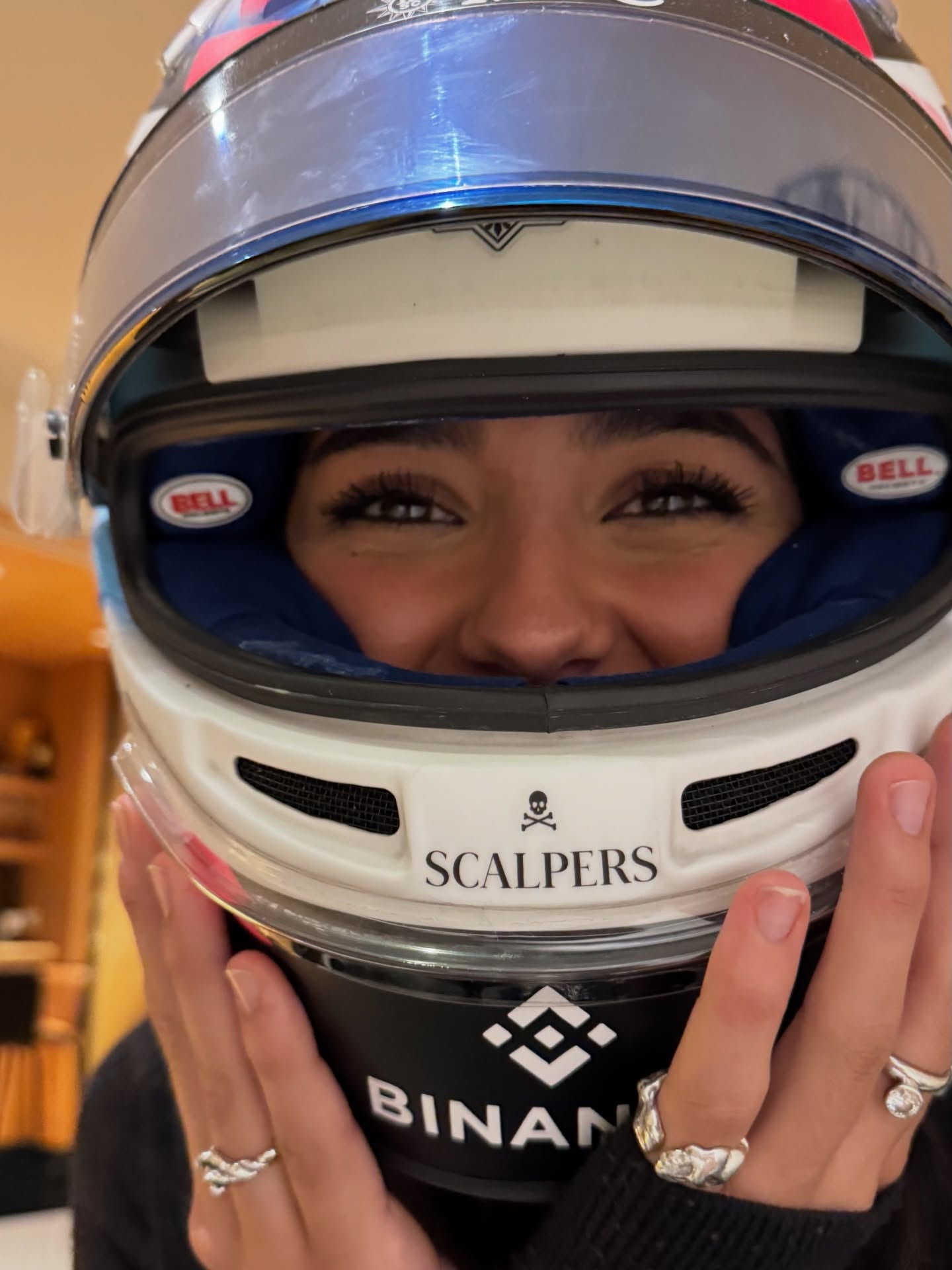 La actriz y cantante se pronunció sobre su relación con el piloto argentino, asegurando que son solo amigos.