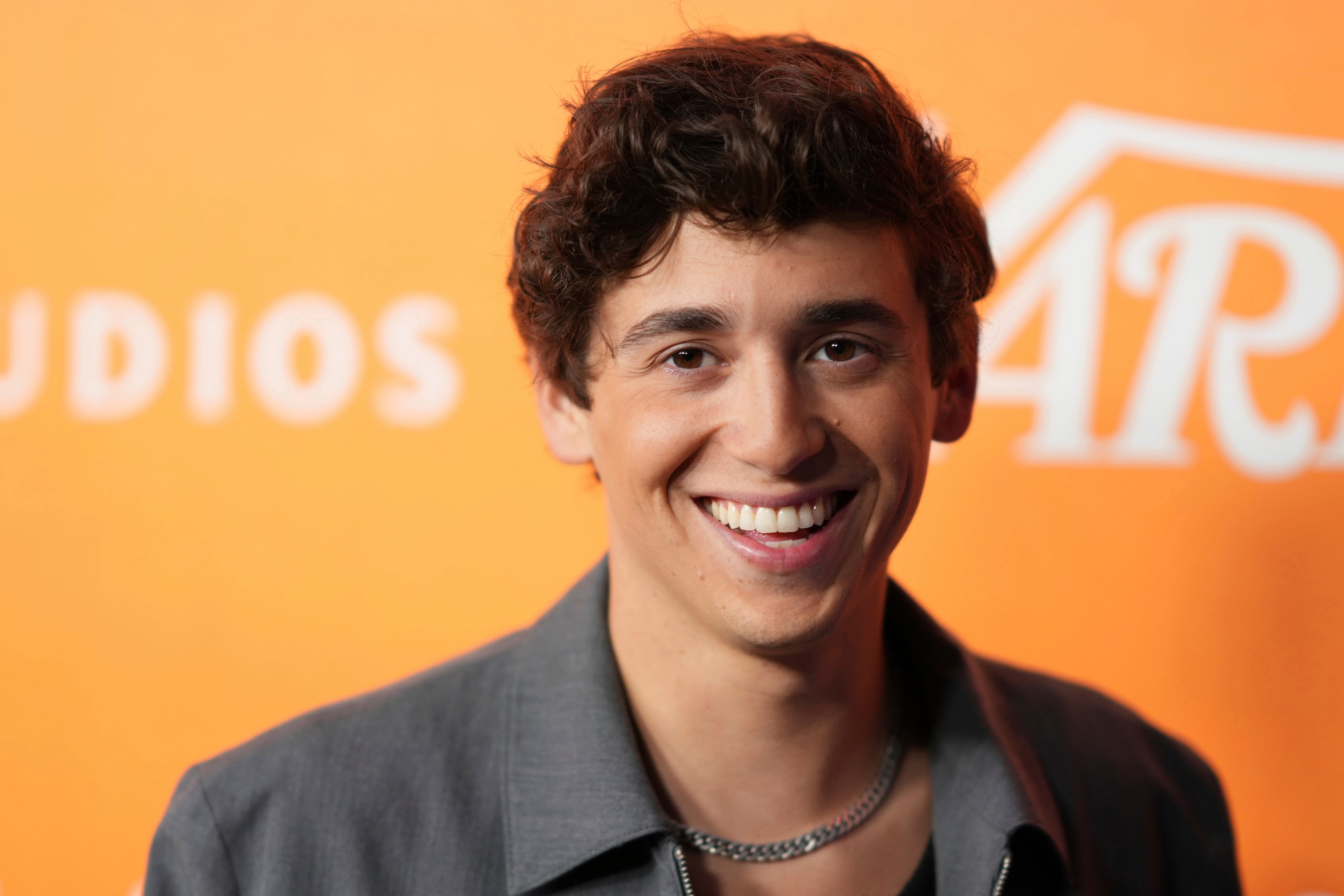 El comediante Marcello Hernández brilla en SNL imitando a Javier Milei tras soñar con ser futbolista.