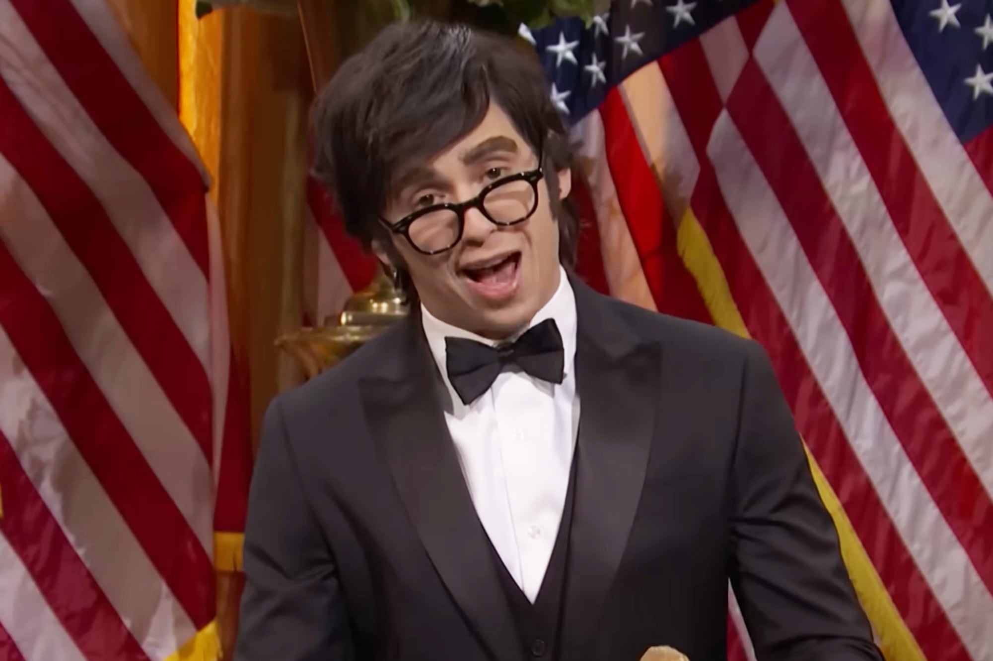 El comediante Marcello Hernández brilla en SNL imitando a Javier Milei tras soñar con ser futbolista.