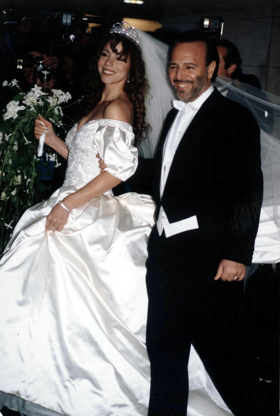 Mariah Carey habla sobre su matrimonio con Tommy Mottola y sus emociones al respecto.