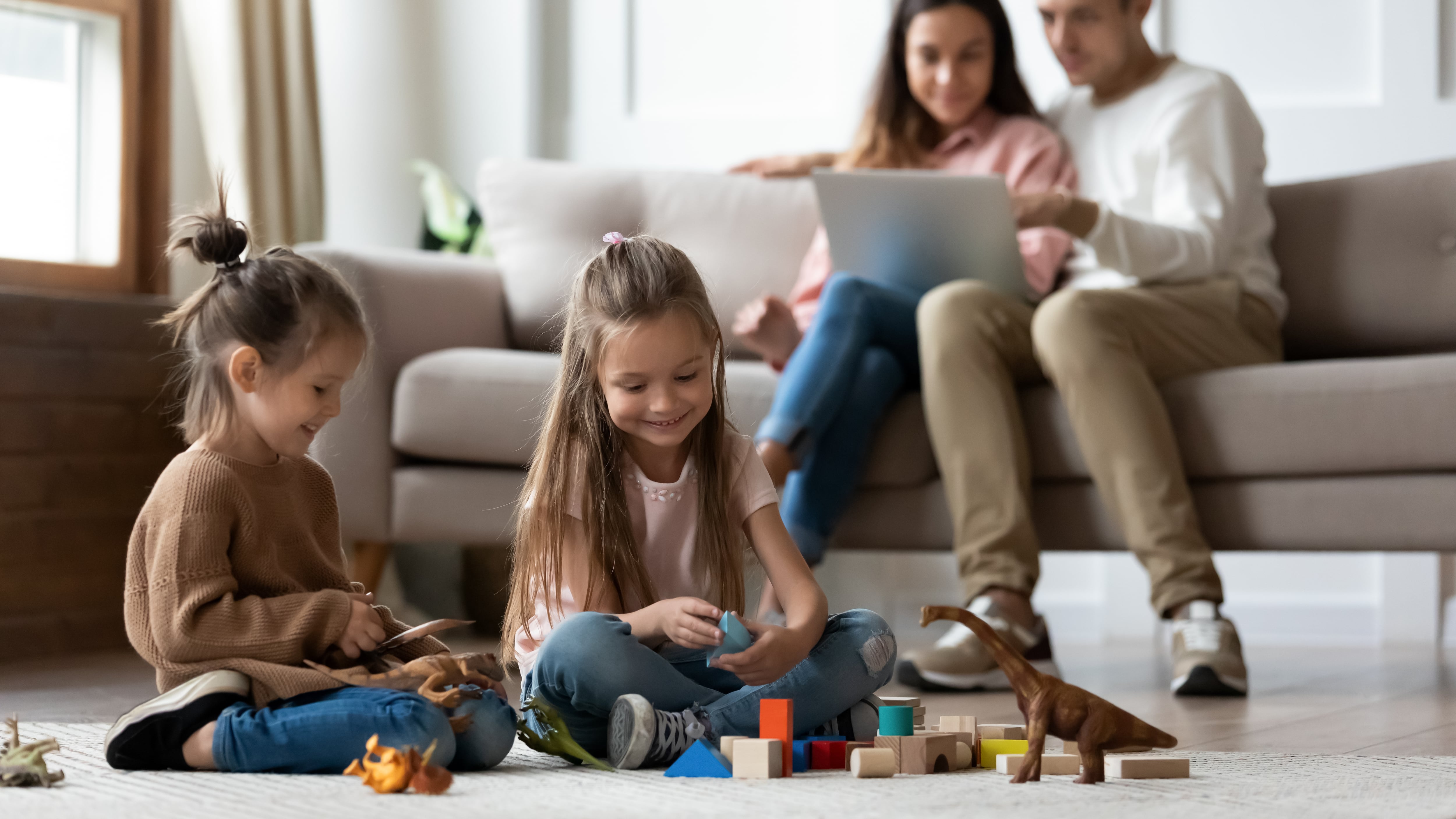 La especialista advierte sobre el impacto negativo de la sobreprotección en los hijos.