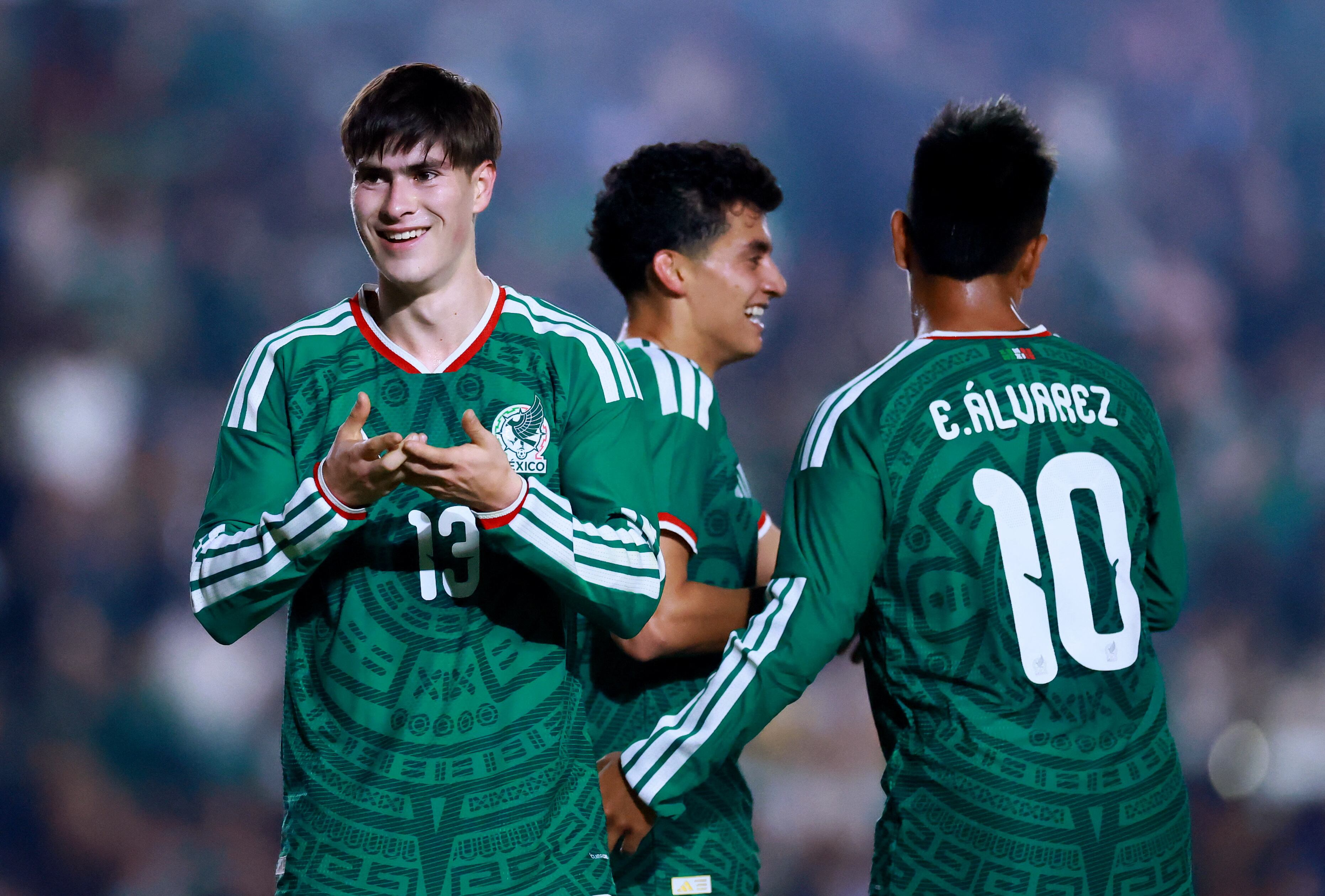 La selección mexicana logra una contundente victoria ante Islandia en un amistoso internacional.