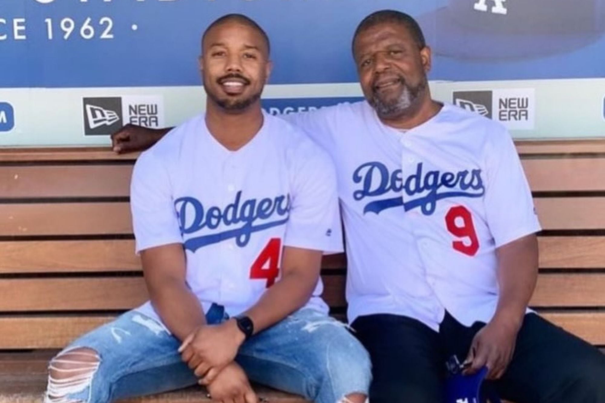 El actor Michael B. Jordan comparte sus razones para seguir viviendo con sus padres, a pesar de su éxito.