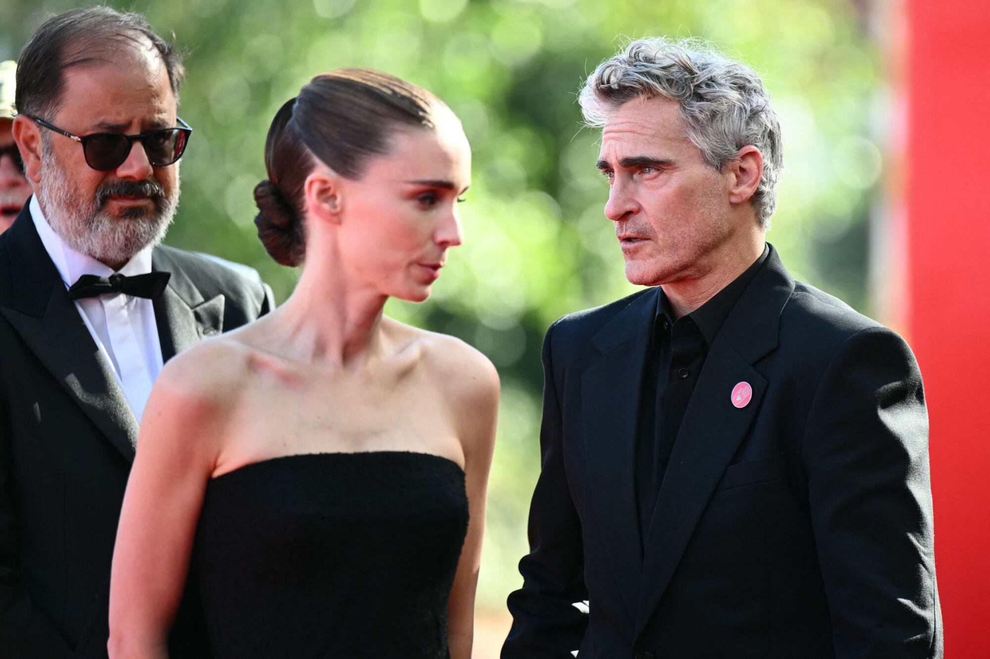 Joaquin Phoenix y Rooney Mara brillaron en Venecia con un mensaje poderoso sobre el cine y la moda.