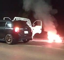 Un trágico accidente dejó a un motociclista muerto y al conductor del camión huyendo.