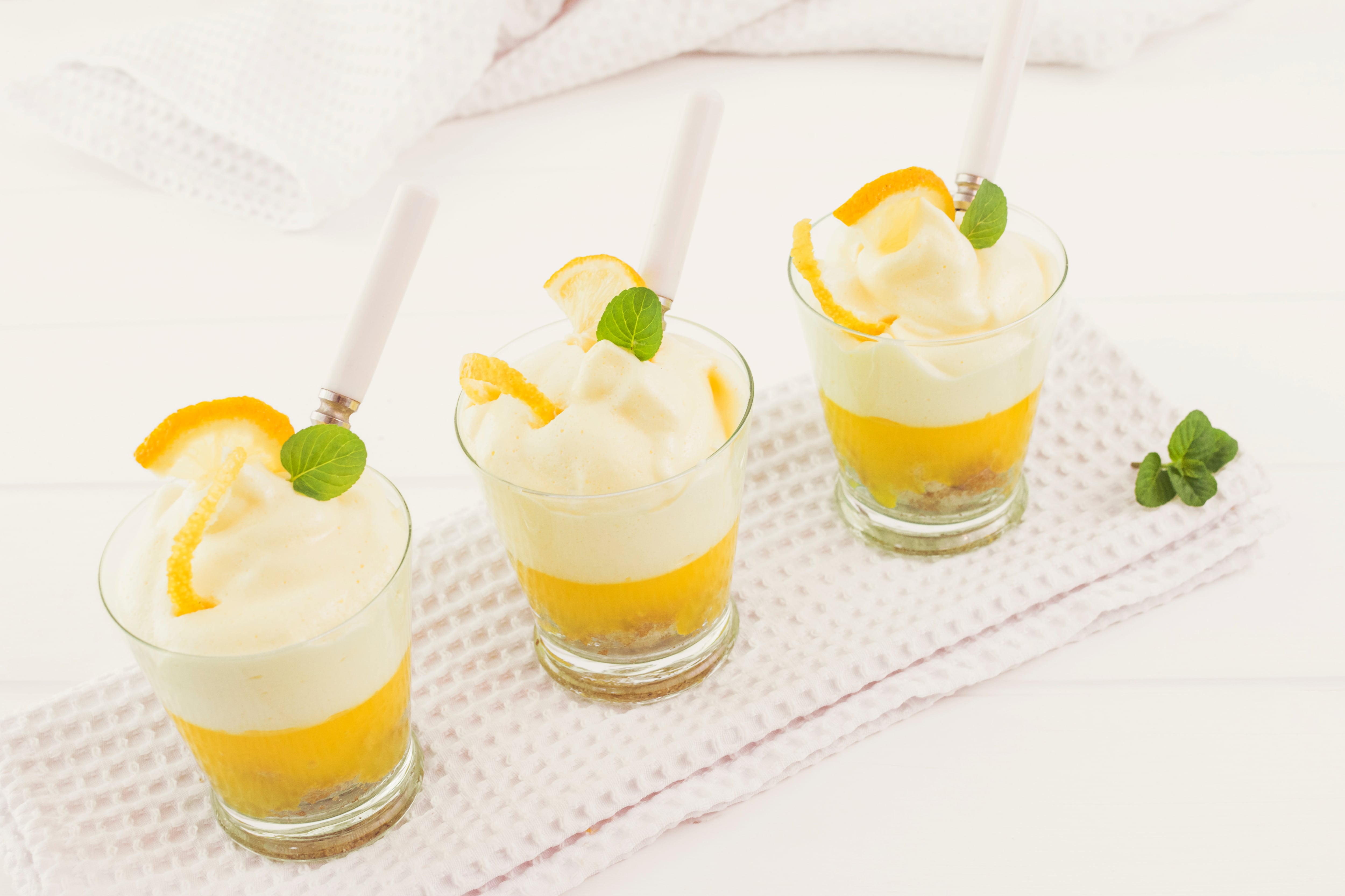 Descubre cómo preparar un delicioso mousse de limón en minutos y sorprende a todos en las fiestas.
