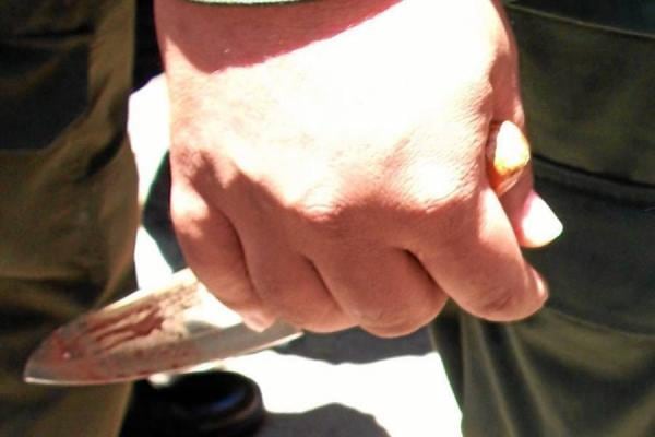 Una mujer ataca a transeúntes que se niegan a darle dinero en Bogotá.
