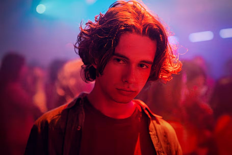 La serie explora la dolorosa desaparición de un joven en Chile y su búsqueda de justicia.